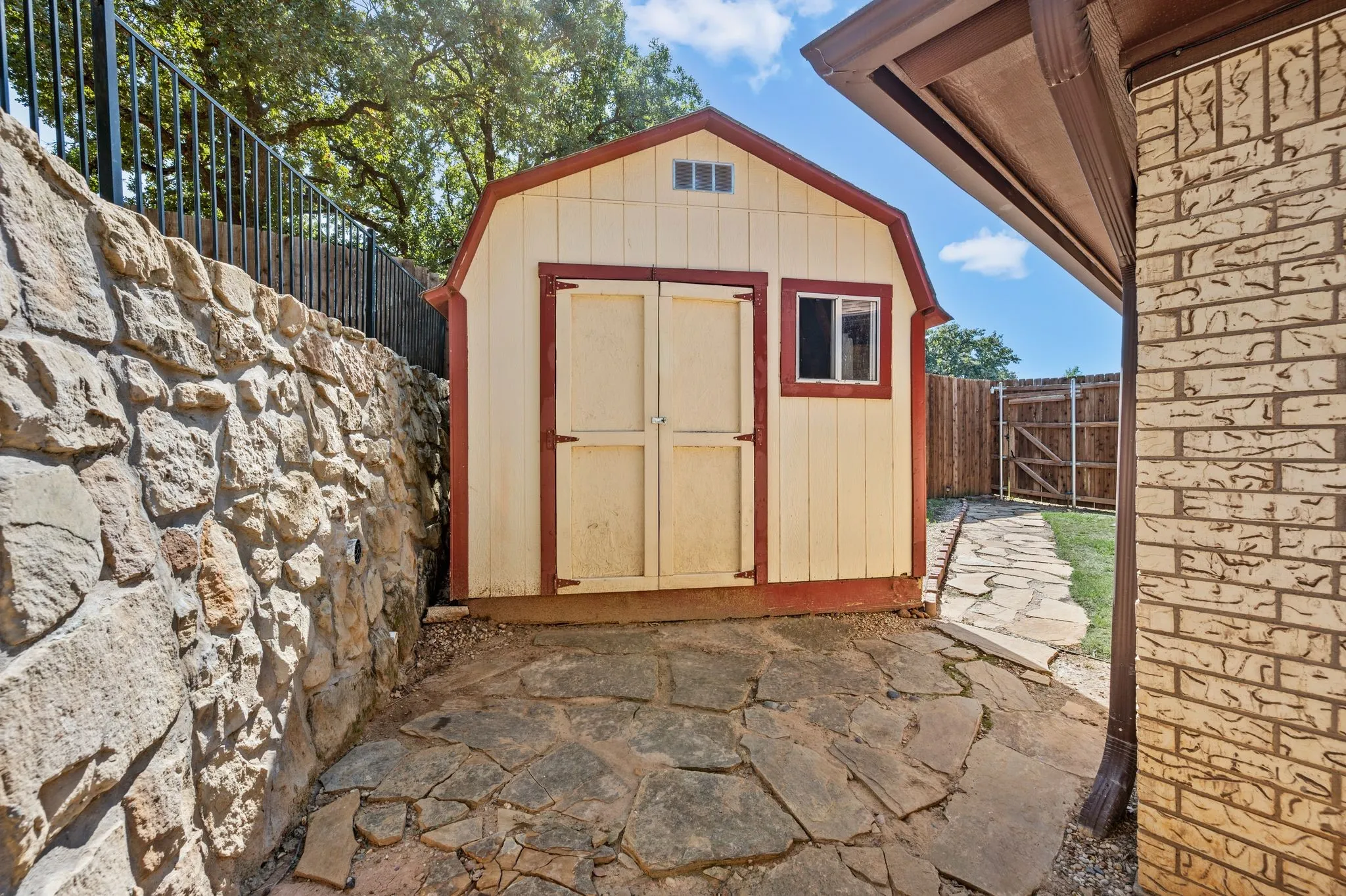 Single Family Residence For Sale in Tarrant County , 3500 Primrose Lane, Bedford, Texas 76021, 3 Bedroom, 2 Bathroom, 2 Garage spaces, 1,722 Sqft, built in 1983, mls#21404034, Real Estate Agent in Bedford, Homes For Sale in Tarrant county, Homes For Sale in Bedford, Realtor in Bedford Texas, Real Estate Brokerage Independent Realty Texas, Luminita Cordes Realtor