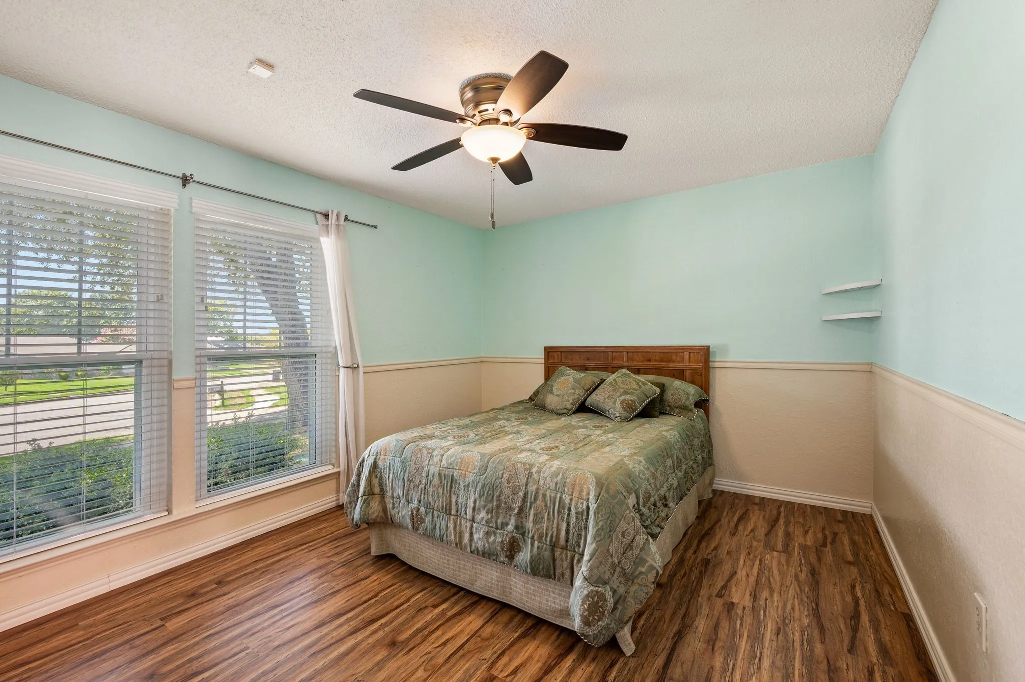 Single Family Residence For Sale in Tarrant County , 3500 Primrose Lane, Bedford, Texas 76021, 3 Bedroom, 2 Bathroom, 2 Garage spaces, 1,722 Sqft, built in 1983, mls#21404034, Real Estate Agent in Bedford, Homes For Sale in Tarrant county, Homes For Sale in Bedford, Realtor in Bedford Texas, Real Estate Brokerage Independent Realty Texas, Luminita Cordes Realtor