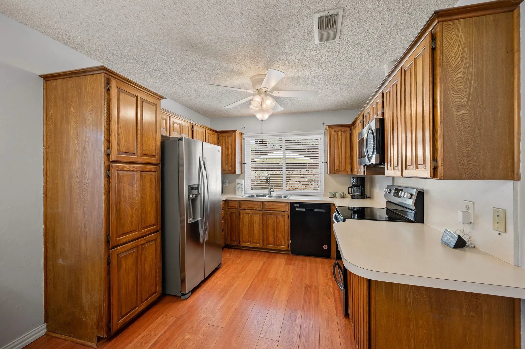 Single Family Residence For Sale in Tarrant County , 3500 Primrose Lane, Bedford, Texas 76021, 3 Bedroom, 2 Bathroom, 2 Garage spaces, 1,722 Sqft, built in 1983, mls#21404034, Real Estate Agent in Bedford, Homes For Sale in Tarrant county, Homes For Sale in Bedford, Realtor in Bedford Texas, Real Estate Brokerage Independent Realty Texas, Luminita Cordes Realtor