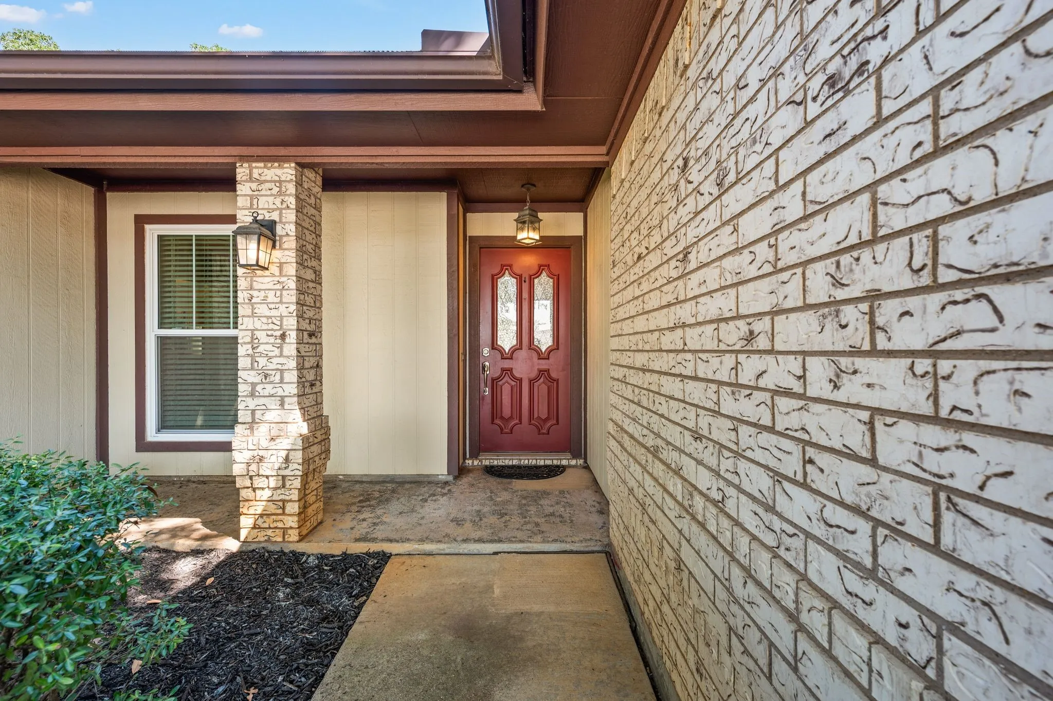 Single Family Residence For Sale in Tarrant County , 3500 Primrose Lane, Bedford, Texas 76021, 3 Bedroom, 2 Bathroom, 2 Garage spaces, 1,722 Sqft, built in 1983, mls#21404034, Real Estate Agent in Bedford, Homes For Sale in Tarrant county, Homes For Sale in Bedford, Realtor in Bedford Texas, Real Estate Brokerage Independent Realty Texas, Luminita Cordes Realtor
