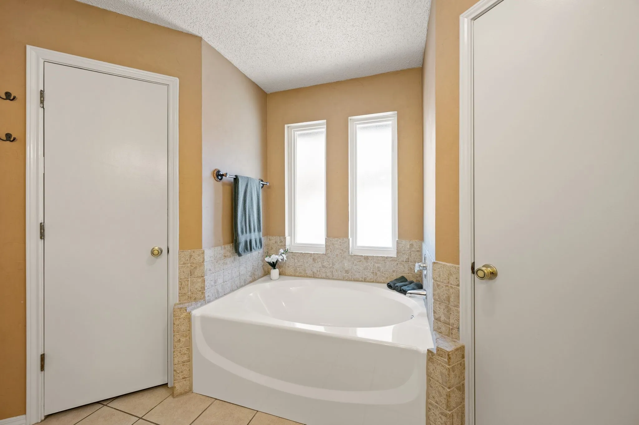Single Family Residence For Sale in Tarrant County , 3500 Primrose Lane, Bedford, Texas 76021, 3 Bedroom, 2 Bathroom, 2 Garage spaces, 1,722 Sqft, built in 1983, mls#21404034, Real Estate Agent in Bedford, Homes For Sale in Tarrant county, Homes For Sale in Bedford, Realtor in Bedford Texas, Real Estate Brokerage Independent Realty Texas, Luminita Cordes Realtor