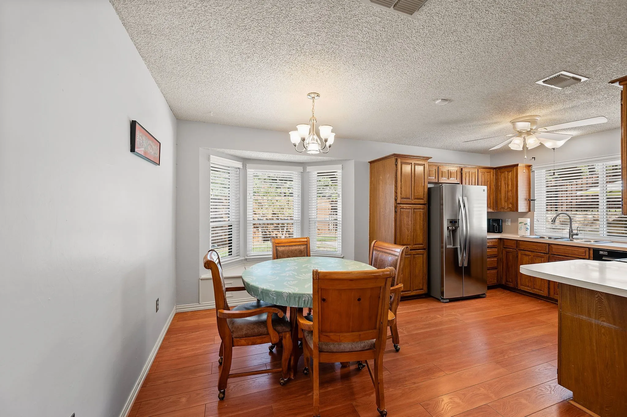 Single Family Residence For Sale in Tarrant County , 3500 Primrose Lane, Bedford, Texas 76021, 3 Bedroom, 2 Bathroom, 2 Garage spaces, 1,722 Sqft, built in 1983, mls#21404034, Real Estate Agent in Bedford, Homes For Sale in Tarrant county, Homes For Sale in Bedford, Realtor in Bedford Texas, Real Estate Brokerage Independent Realty Texas, Luminita Cordes Realtor