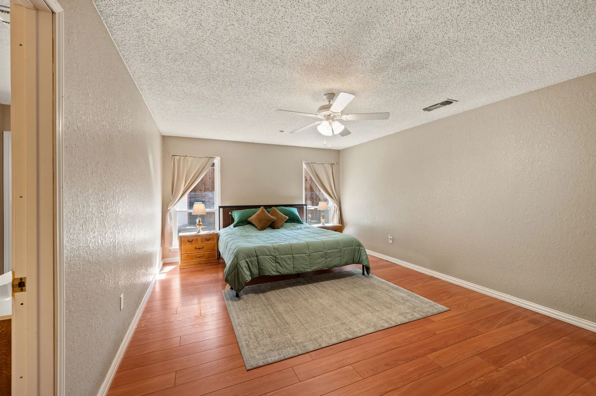 Single Family Residence For Sale in Tarrant County , 3500 Primrose Lane, Bedford, Texas 76021, 3 Bedroom, 2 Bathroom, 2 Garage spaces, 1,722 Sqft, built in 1983, mls#21404034, Real Estate Agent in Bedford, Homes For Sale in Tarrant county, Homes For Sale in Bedford, Realtor in Bedford Texas, Real Estate Brokerage Independent Realty Texas, Luminita Cordes Realtor