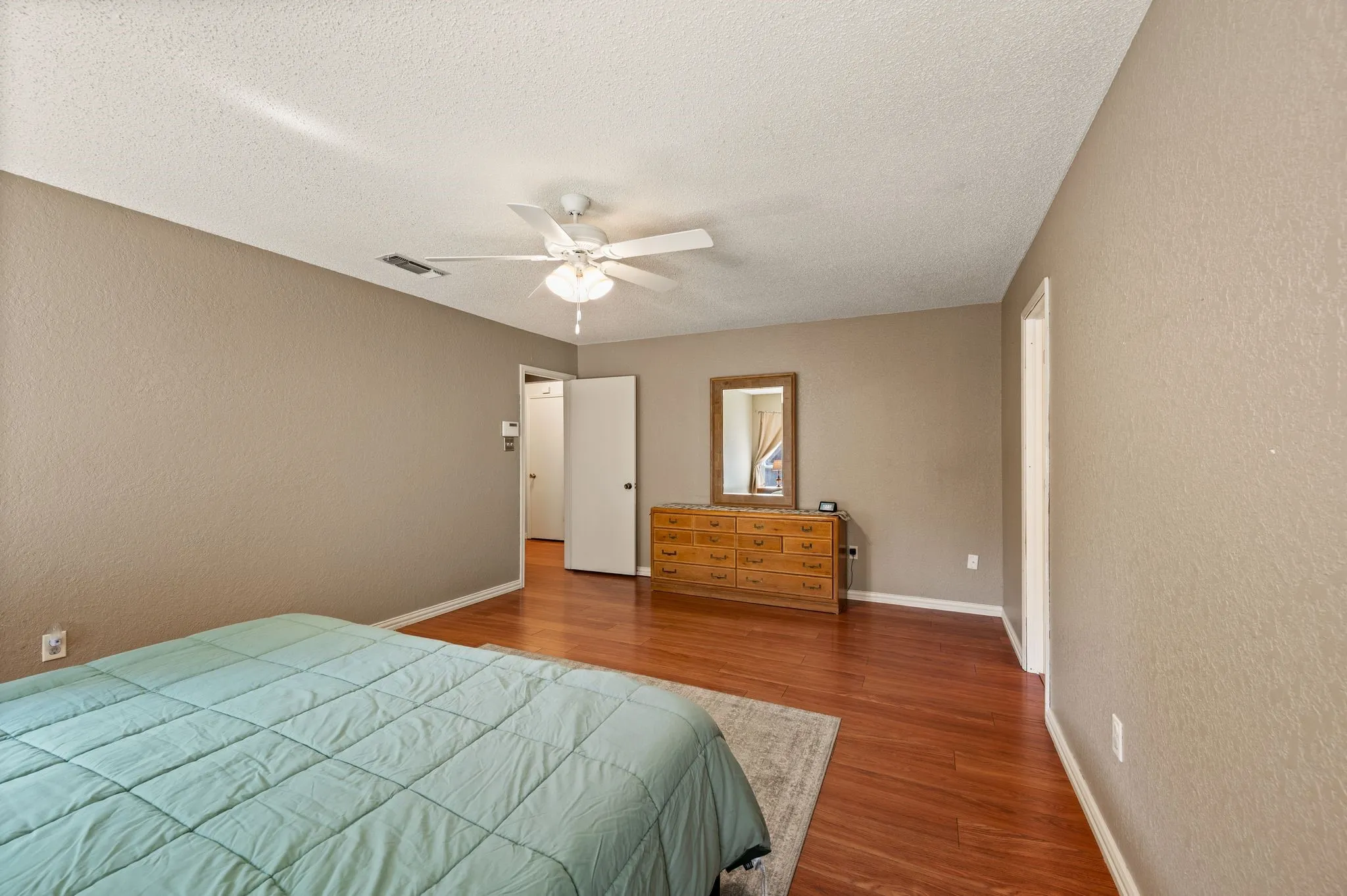 Single Family Residence For Sale in Tarrant County , 3500 Primrose Lane, Bedford, Texas 76021, 3 Bedroom, 2 Bathroom, 2 Garage spaces, 1,722 Sqft, built in 1983, mls#21404034, Real Estate Agent in Bedford, Homes For Sale in Tarrant county, Homes For Sale in Bedford, Realtor in Bedford Texas, Real Estate Brokerage Independent Realty Texas, Luminita Cordes Realtor