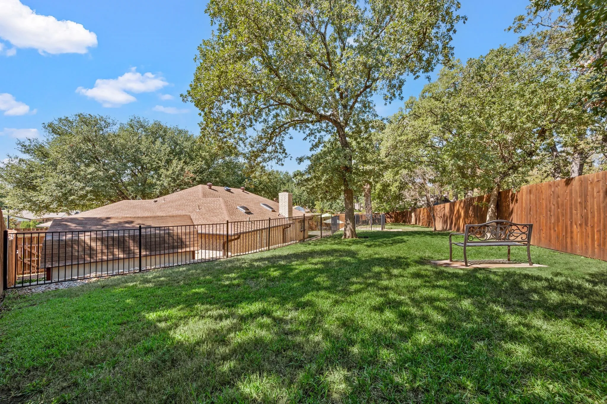 Single Family Residence For Sale in Tarrant County , 3500 Primrose Lane, Bedford, Texas 76021, 3 Bedroom, 2 Bathroom, 2 Garage spaces, 1,722 Sqft, built in 1983, mls#21404034, Real Estate Agent in Bedford, Homes For Sale in Tarrant county, Homes For Sale in Bedford, Realtor in Bedford Texas, Real Estate Brokerage Independent Realty Texas, Luminita Cordes Realtor