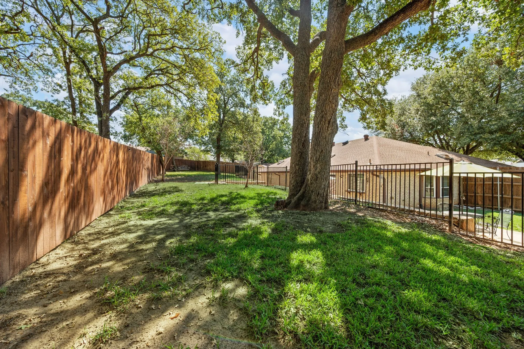 Single Family Residence For Sale in Tarrant County , 3500 Primrose Lane, Bedford, Texas 76021, 3 Bedroom, 2 Bathroom, 2 Garage spaces, 1,722 Sqft, built in 1983, mls#21404034, Real Estate Agent in Bedford, Homes For Sale in Tarrant county, Homes For Sale in Bedford, Realtor in Bedford Texas, Real Estate Brokerage Independent Realty Texas, Luminita Cordes Realtor