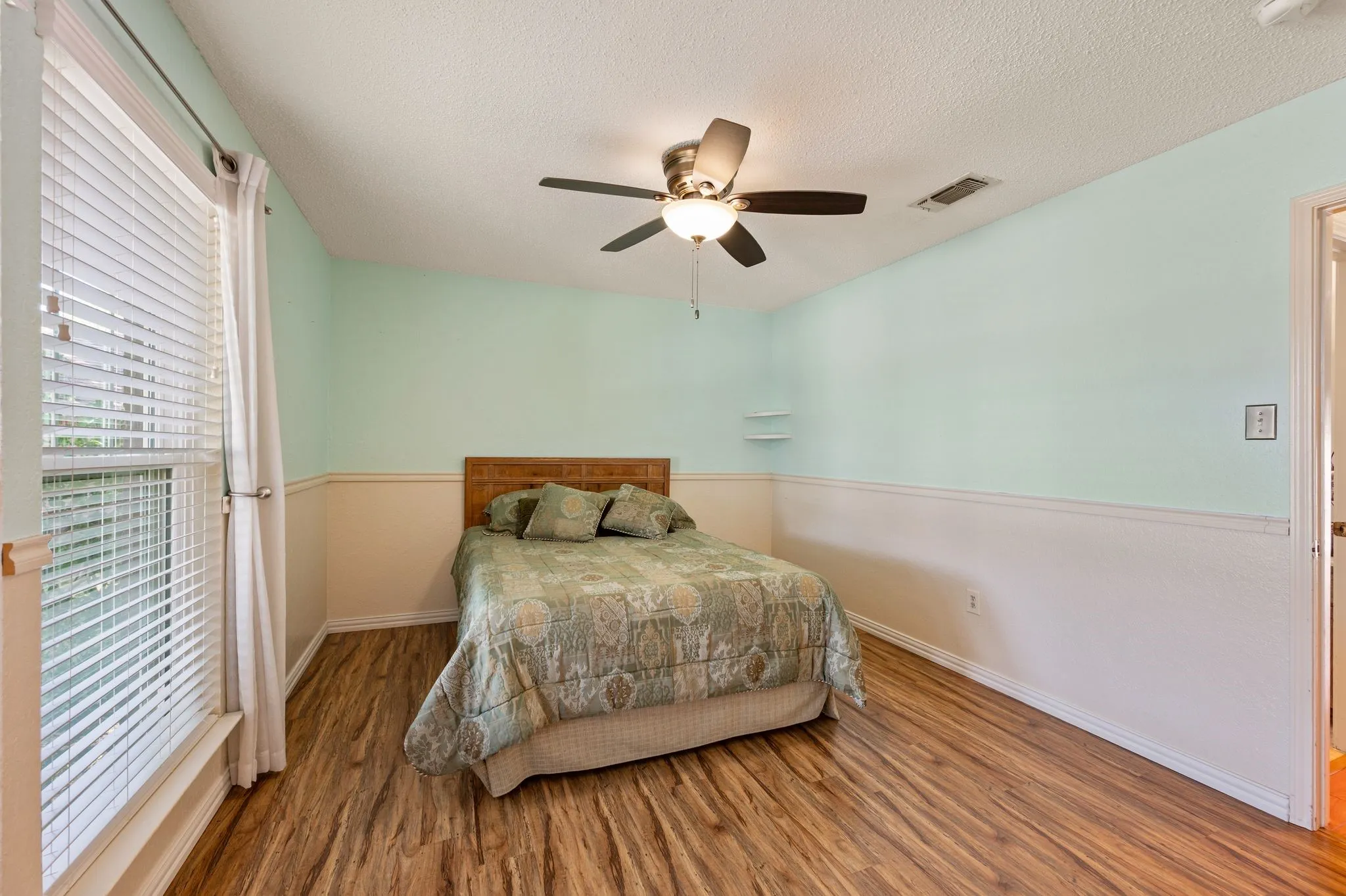 Single Family Residence For Sale in Tarrant County , 3500 Primrose Lane, Bedford, Texas 76021, 3 Bedroom, 2 Bathroom, 2 Garage spaces, 1,722 Sqft, built in 1983, mls#21404034, Real Estate Agent in Bedford, Homes For Sale in Tarrant county, Homes For Sale in Bedford, Realtor in Bedford Texas, Real Estate Brokerage Independent Realty Texas, Luminita Cordes Realtor