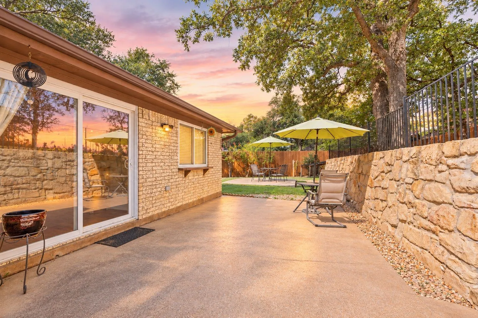 Single Family Residence For Sale in Tarrant County , 3500 Primrose Lane, Bedford, Texas 76021, 3 Bedroom, 2 Bathroom, 2 Garage spaces, 1,722 Sqft, built in 1983, mls#21404034, Real Estate Agent in Bedford, Homes For Sale in Tarrant county, Homes For Sale in Bedford, Realtor in Bedford Texas, Real Estate Brokerage Independent Realty Texas, Luminita Cordes Realtor