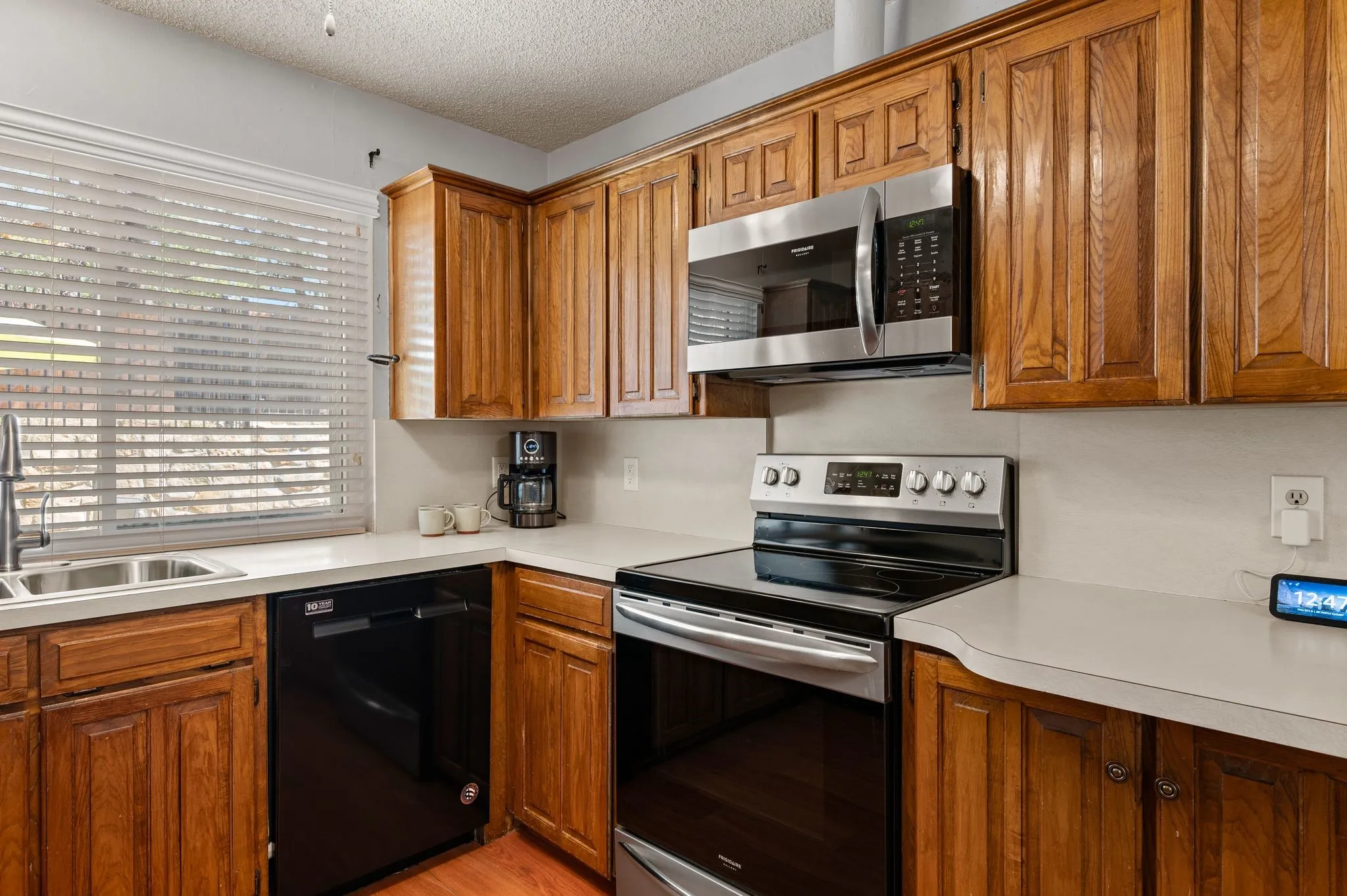 Single Family Residence For Sale in Tarrant County , 3500 Primrose Lane, Bedford, Texas 76021, 3 Bedroom, 2 Bathroom, 2 Garage spaces, 1,722 Sqft, built in 1983, mls#21404034, Real Estate Agent in Bedford, Homes For Sale in Tarrant county, Homes For Sale in Bedford, Realtor in Bedford Texas, Real Estate Brokerage Independent Realty Texas, Luminita Cordes Realtor