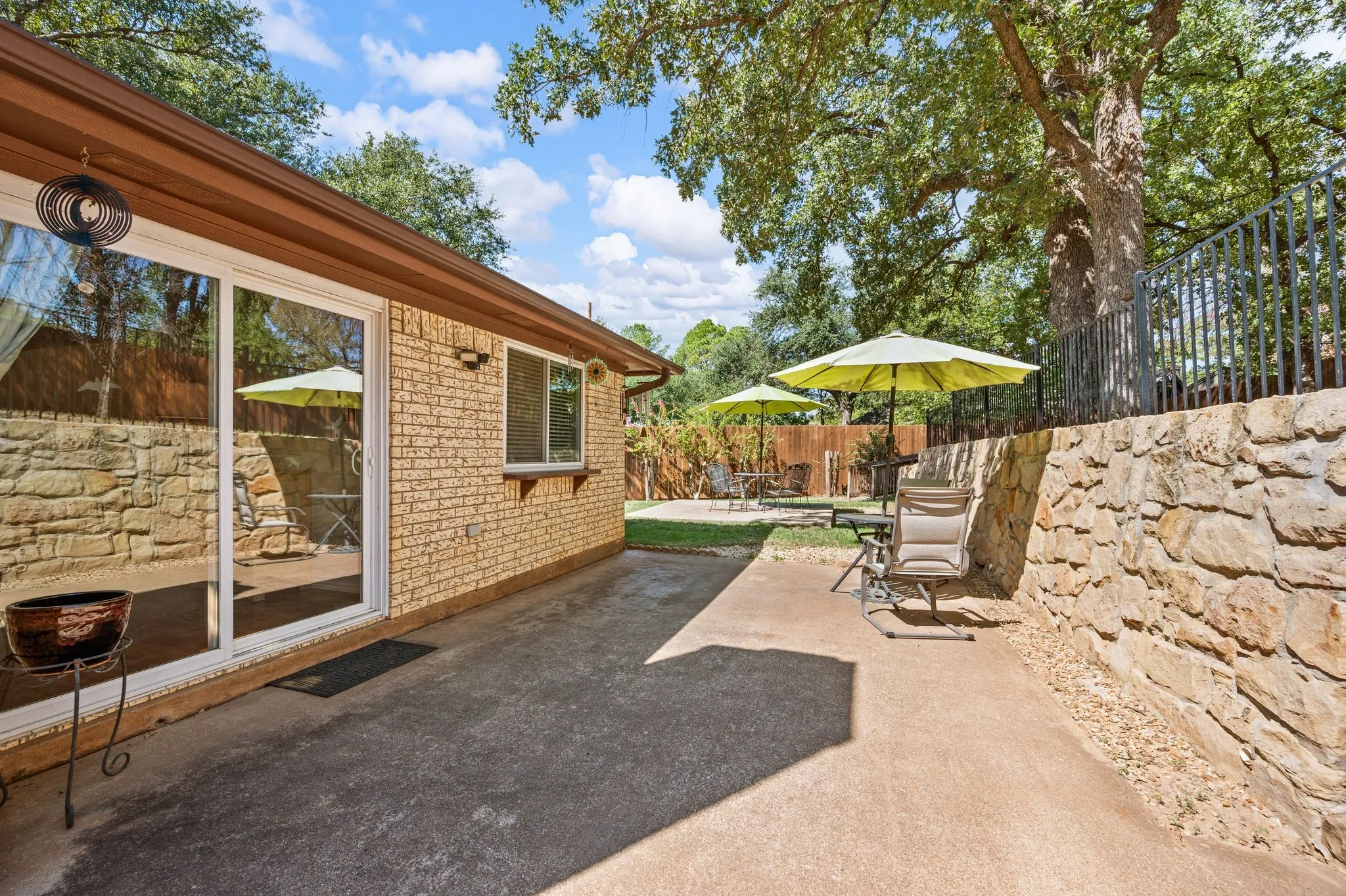 Single Family Residence For Sale in Tarrant County , 3500 Primrose Lane, Bedford, Texas 76021, 3 Bedroom, 2 Bathroom, 2 Garage spaces, 1,722 Sqft, built in 1983, mls#21404034, Real Estate Agent in Bedford, Homes For Sale in Tarrant county, Homes For Sale in Bedford, Realtor in Bedford Texas, Real Estate Brokerage Independent Realty Texas, Luminita Cordes Realtor
