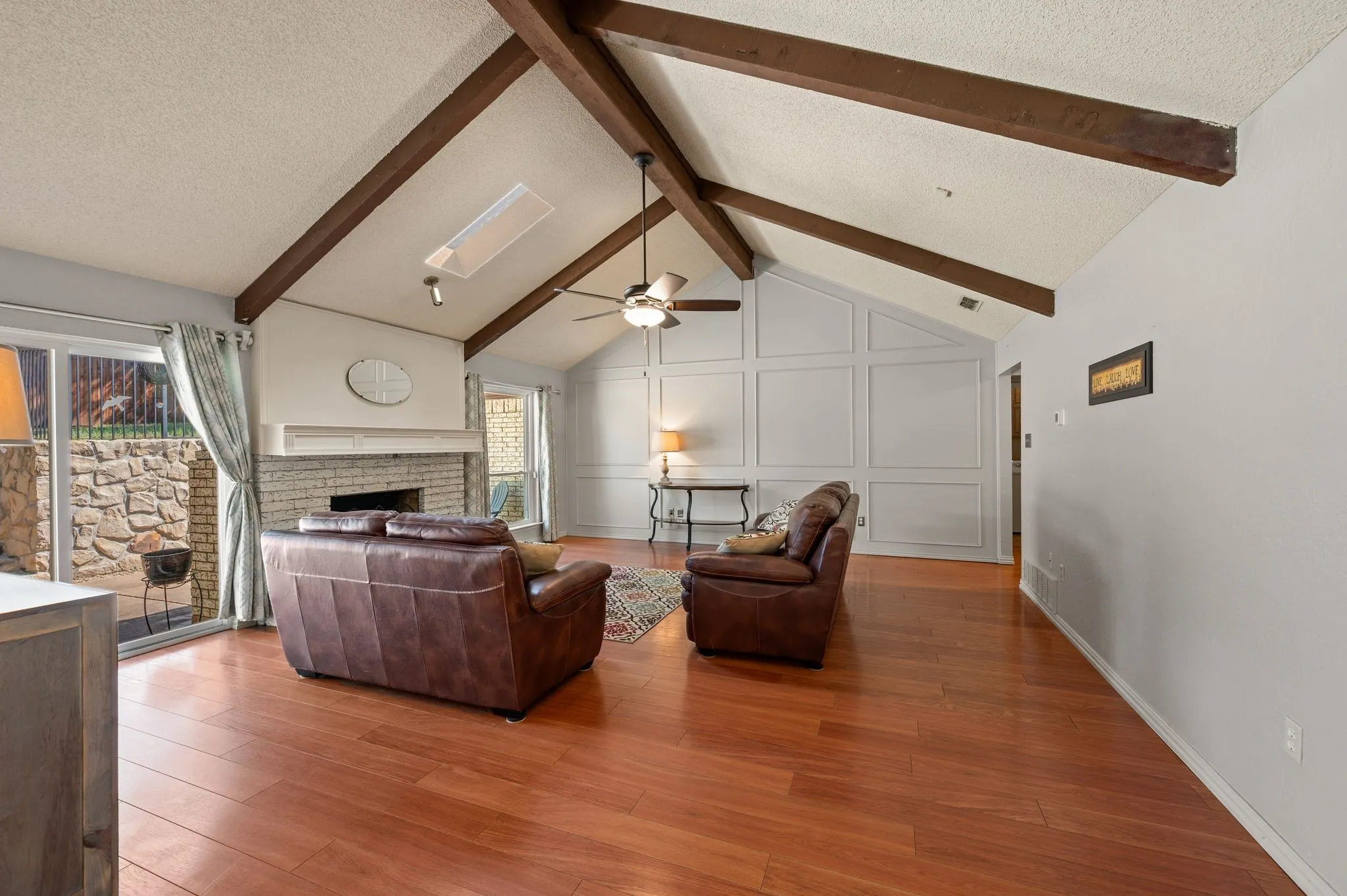 Single Family Residence For Sale in Tarrant County , 3500 Primrose Lane, Bedford, Texas 76021, 3 Bedroom, 2 Bathroom, 2 Garage spaces, 1,722 Sqft, built in 1983, mls#21404034, Real Estate Agent in Bedford, Homes For Sale in Tarrant county, Homes For Sale in Bedford, Realtor in Bedford Texas, Real Estate Brokerage Independent Realty Texas, Luminita Cordes Realtor