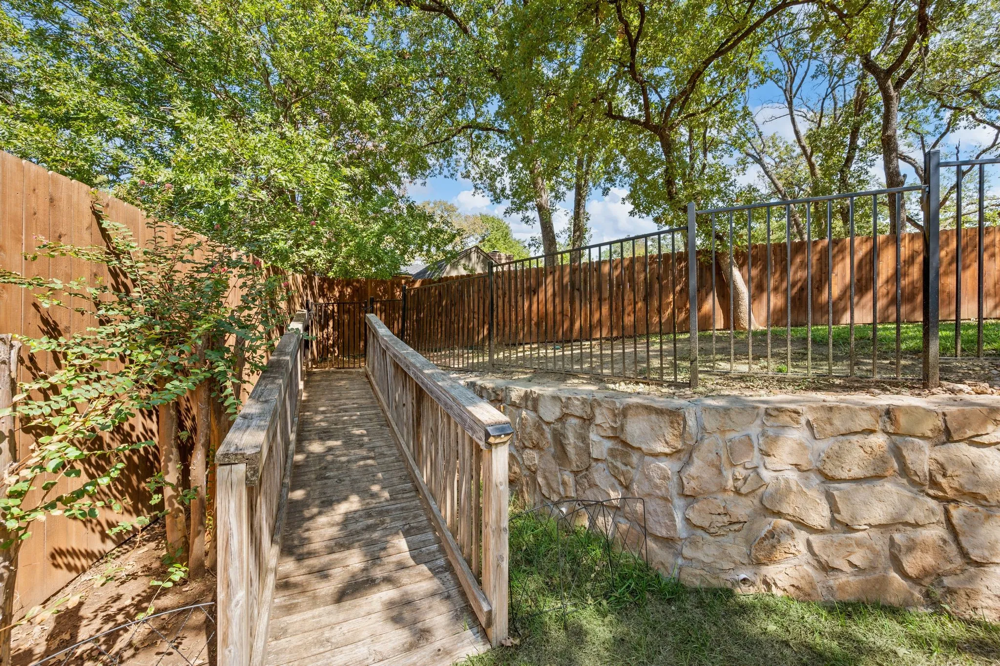 Single Family Residence For Sale in Tarrant County , 3500 Primrose Lane, Bedford, Texas 76021, 3 Bedroom, 2 Bathroom, 2 Garage spaces, 1,722 Sqft, built in 1983, mls#21404034, Real Estate Agent in Bedford, Homes For Sale in Tarrant county, Homes For Sale in Bedford, Realtor in Bedford Texas, Real Estate Brokerage Independent Realty Texas, Luminita Cordes Realtor