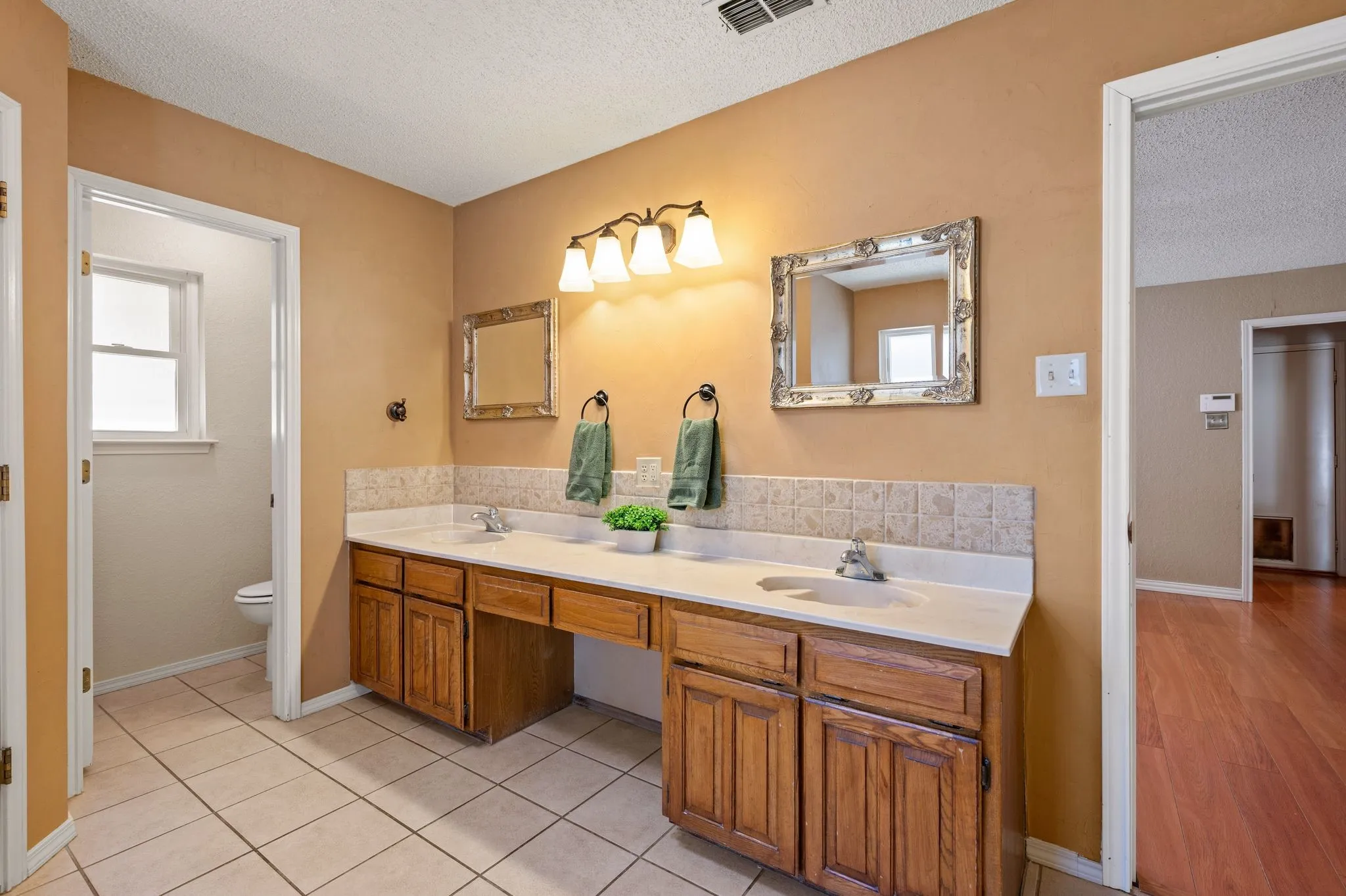 Single Family Residence For Sale in Tarrant County , 3500 Primrose Lane, Bedford, Texas 76021, 3 Bedroom, 2 Bathroom, 2 Garage spaces, 1,722 Sqft, built in 1983, mls#21404034, Real Estate Agent in Bedford, Homes For Sale in Tarrant county, Homes For Sale in Bedford, Realtor in Bedford Texas, Real Estate Brokerage Independent Realty Texas, Luminita Cordes Realtor