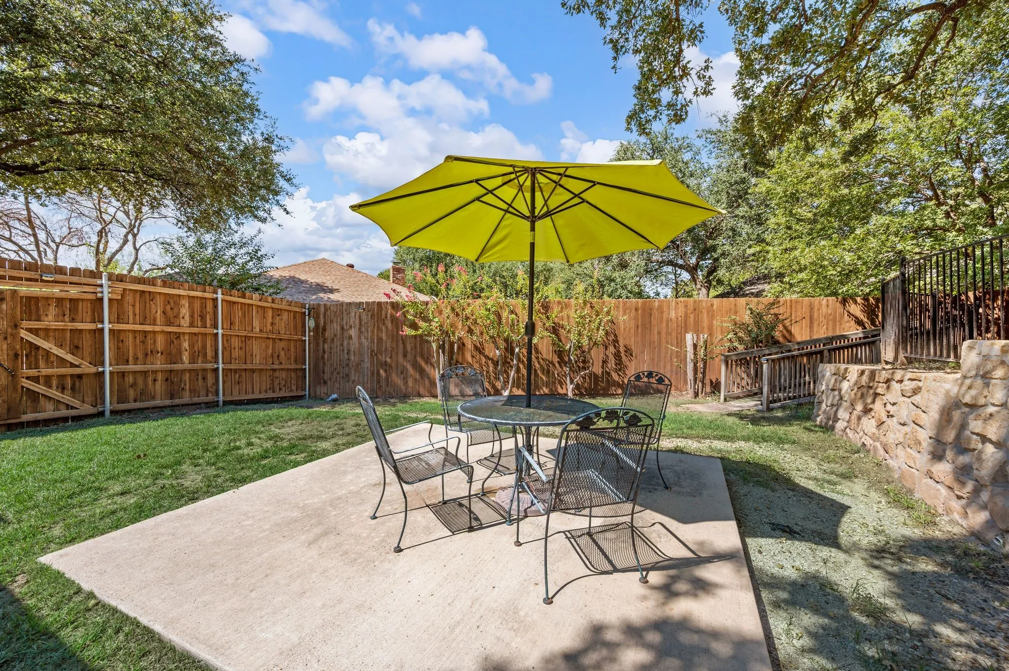 Single Family Residence For Sale in Tarrant County , 3500 Primrose Lane, Bedford, Texas 76021, 3 Bedroom, 2 Bathroom, 2 Garage spaces, 1,722 Sqft, built in 1983, mls#21404034, Real Estate Agent in Bedford, Homes For Sale in Tarrant county, Homes For Sale in Bedford, Realtor in Bedford Texas, Real Estate Brokerage Independent Realty Texas, Luminita Cordes Realtor