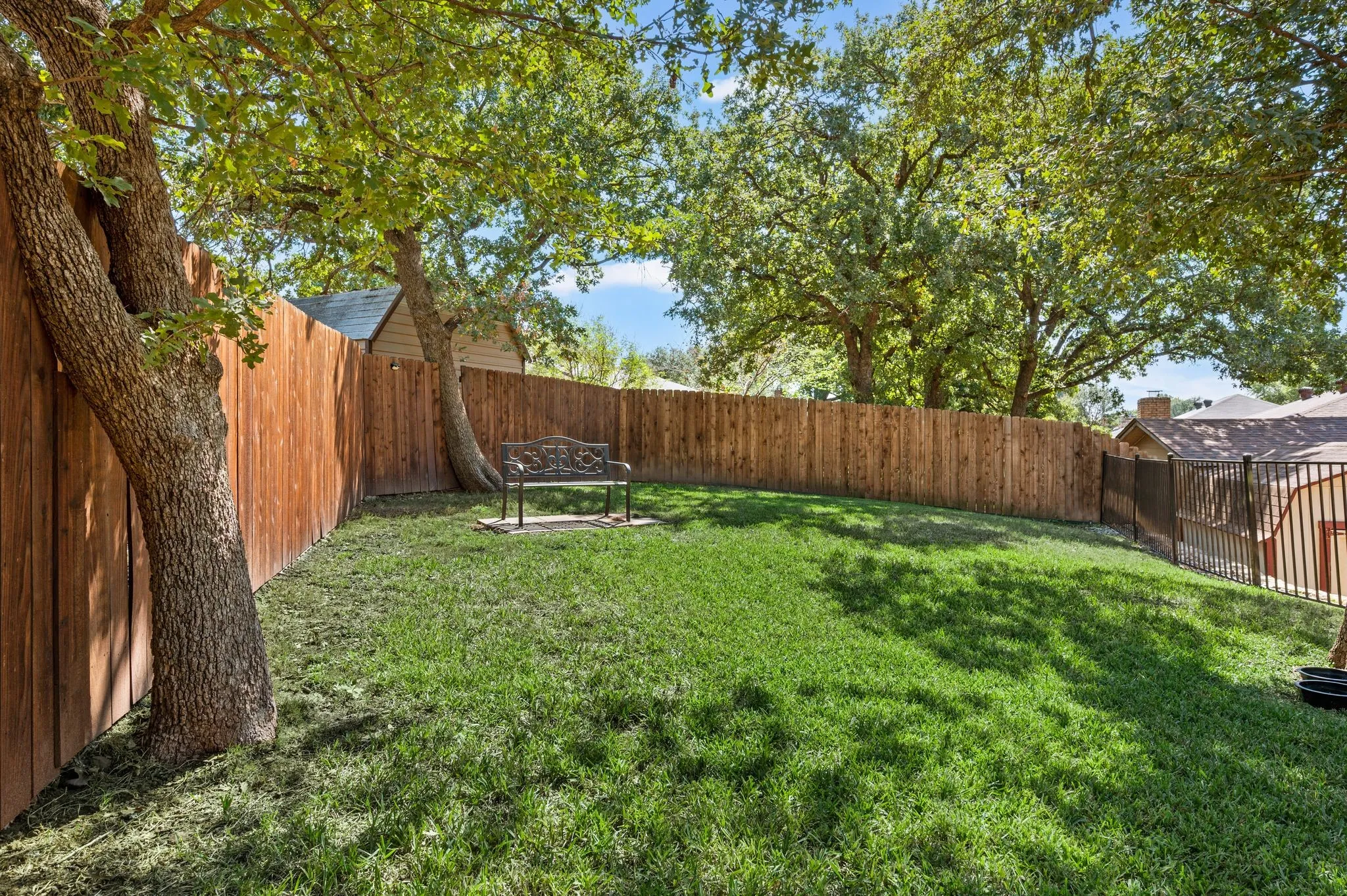 Single Family Residence For Sale in Tarrant County , 3500 Primrose Lane, Bedford, Texas 76021, 3 Bedroom, 2 Bathroom, 2 Garage spaces, 1,722 Sqft, built in 1983, mls#21404034, Real Estate Agent in Bedford, Homes For Sale in Tarrant county, Homes For Sale in Bedford, Realtor in Bedford Texas, Real Estate Brokerage Independent Realty Texas, Luminita Cordes Realtor
