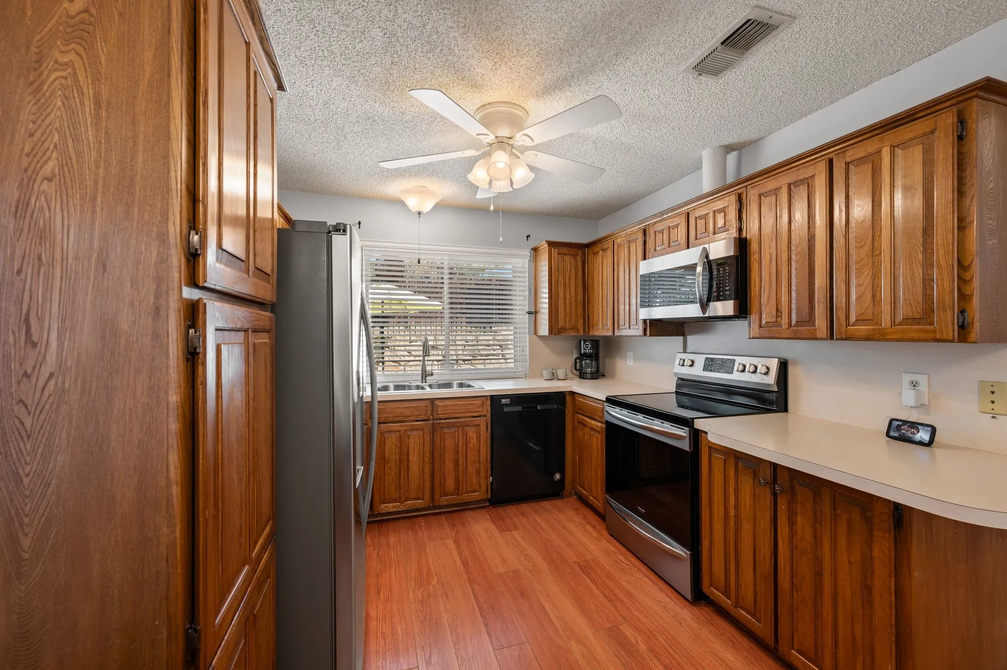 Single Family Residence For Sale in Tarrant County , 3500 Primrose Lane, Bedford, Texas 76021, 3 Bedroom, 2 Bathroom, 2 Garage spaces, 1,722 Sqft, built in 1983, mls#21404034, Real Estate Agent in Bedford, Homes For Sale in Tarrant county, Homes For Sale in Bedford, Realtor in Bedford Texas, Real Estate Brokerage Independent Realty Texas, Luminita Cordes Realtor