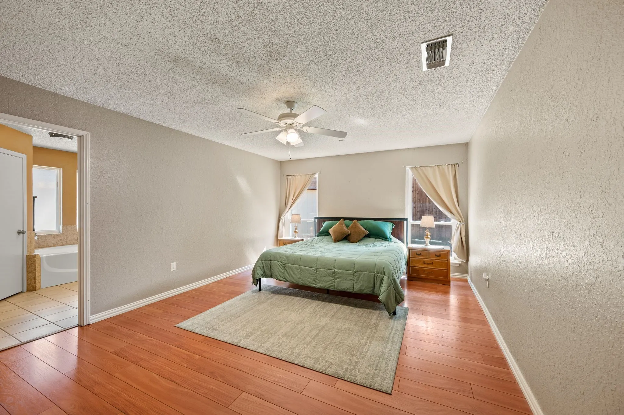 Single Family Residence For Sale in Tarrant County , 3500 Primrose Lane, Bedford, Texas 76021, 3 Bedroom, 2 Bathroom, 2 Garage spaces, 1,722 Sqft, built in 1983, mls#21404034, Real Estate Agent in Bedford, Homes For Sale in Tarrant county, Homes For Sale in Bedford, Realtor in Bedford Texas, Real Estate Brokerage Independent Realty Texas, Luminita Cordes Realtor