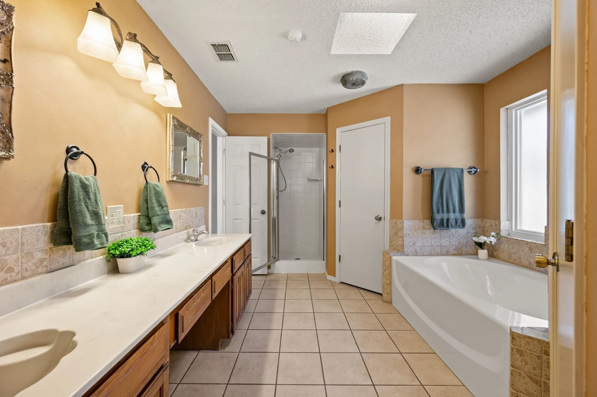 Single Family Residence For Sale in Tarrant County , 3500 Primrose Lane, Bedford, Texas 76021, 3 Bedroom, 2 Bathroom, 2 Garage spaces, 1,722 Sqft, built in 1983, mls#21404034, Real Estate Agent in Bedford, Homes For Sale in Tarrant county, Homes For Sale in Bedford, Realtor in Bedford Texas, Real Estate Brokerage Independent Realty Texas, Luminita Cordes Realtor