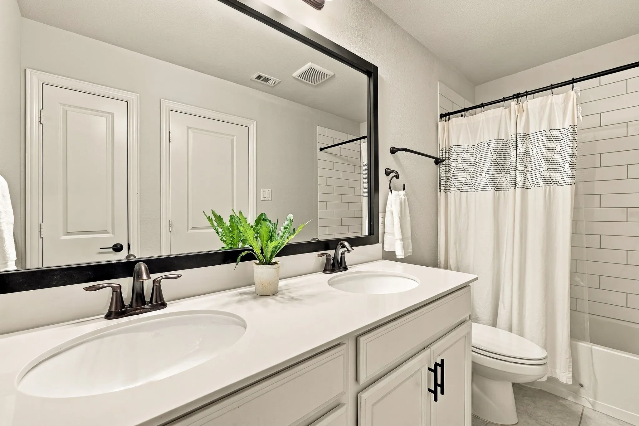 Upstairs Secondary Bathroom
