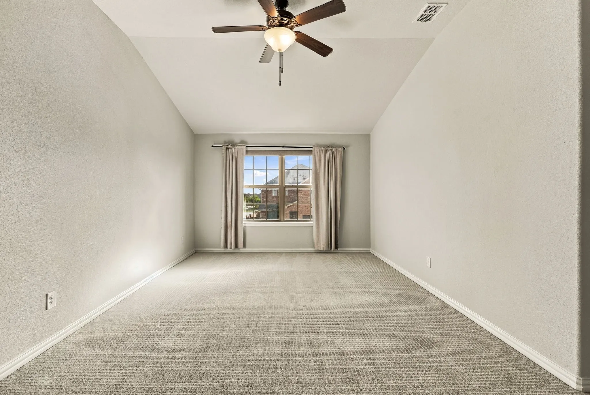 Single Family Residence For Sale in Denton County , 2329 Bella Court, Carrollton, Texas 75010, 3 Bedroom, 3 Bathroom, 2 Garage spaces, 2,405 Sqft, built in 2019, mls#21410394, Real Estate Agent in Carrollton, Homes For Sale in Denton county, Homes For Sale in Carrollton, Realtor in Carrollton Texas, Real Estate Brokerage Independent Realty Texas, Luminita Cordes Realtor