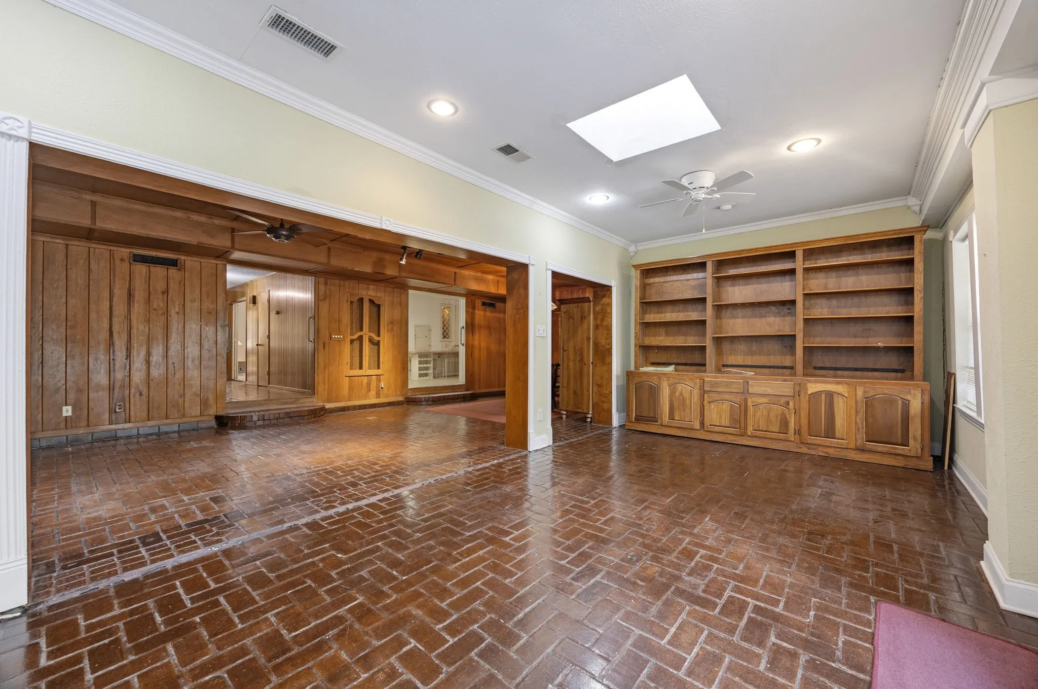 Single Family Residence For Sale in Dallas County , 1513 Francis Street, Carrollton, Texas 75006, 7 Bedroom, 5 Bathroom, 2 Garage spaces, 4,909 Sqft, built in 1952, mls#21412557, Real Estate Agent in Carrollton, Homes For Sale in Dallas county, Homes For Sale in Carrollton, Realtor in Carrollton Texas, Real Estate Brokerage Independent Realty Texas, Luminita Cordes Realtor