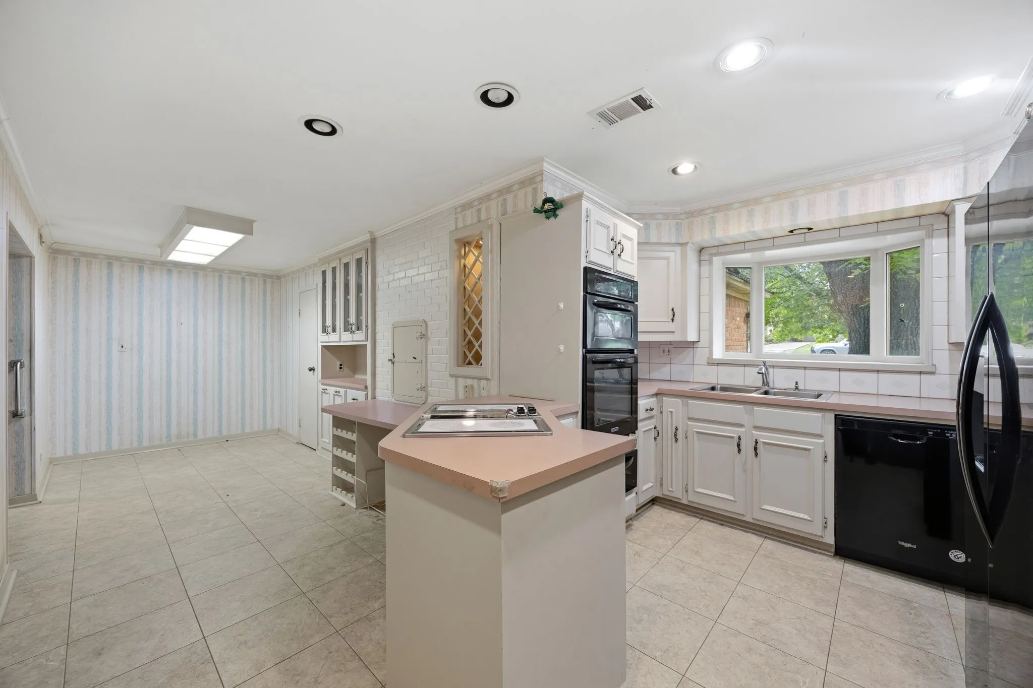Single Family Residence For Sale in Dallas County , 1513 Francis Street, Carrollton, Texas 75006, 7 Bedroom, 5 Bathroom, 2 Garage spaces, 4,909 Sqft, built in 1952, mls#21412557, Real Estate Agent in Carrollton, Homes For Sale in Dallas county, Homes For Sale in Carrollton, Realtor in Carrollton Texas, Real Estate Brokerage Independent Realty Texas, Luminita Cordes Realtor