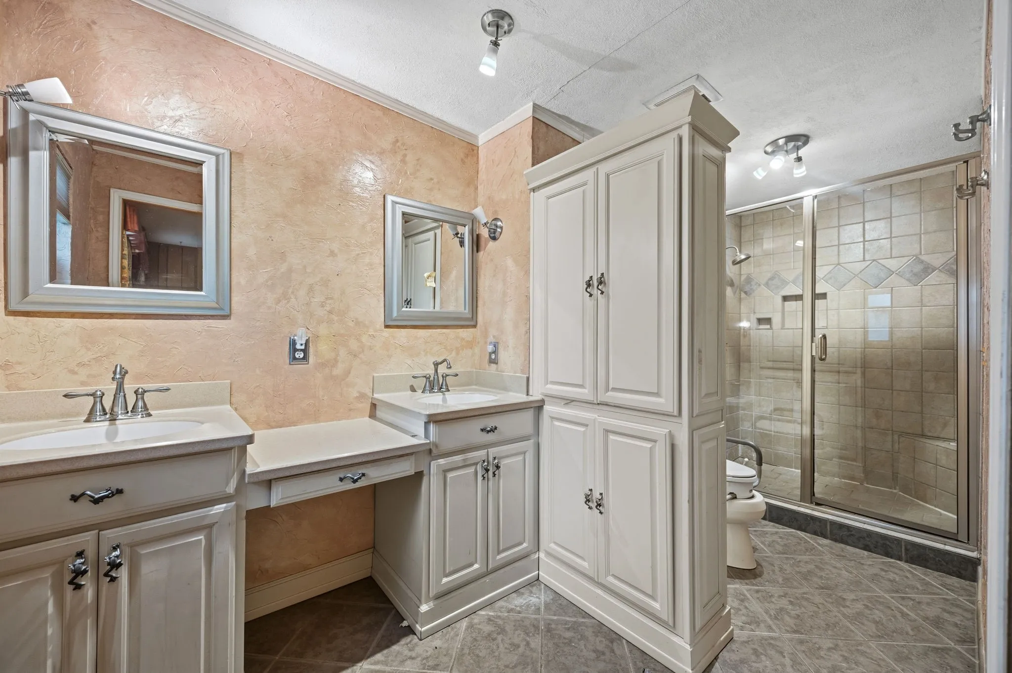 Single Family Residence For Sale in Dallas County , 1513 Francis Street, Carrollton, Texas 75006, 7 Bedroom, 5 Bathroom, 2 Garage spaces, 4,909 Sqft, built in 1952, mls#21412557, Real Estate Agent in Carrollton, Homes For Sale in Dallas county, Homes For Sale in Carrollton, Realtor in Carrollton Texas, Real Estate Brokerage Independent Realty Texas, Luminita Cordes Realtor