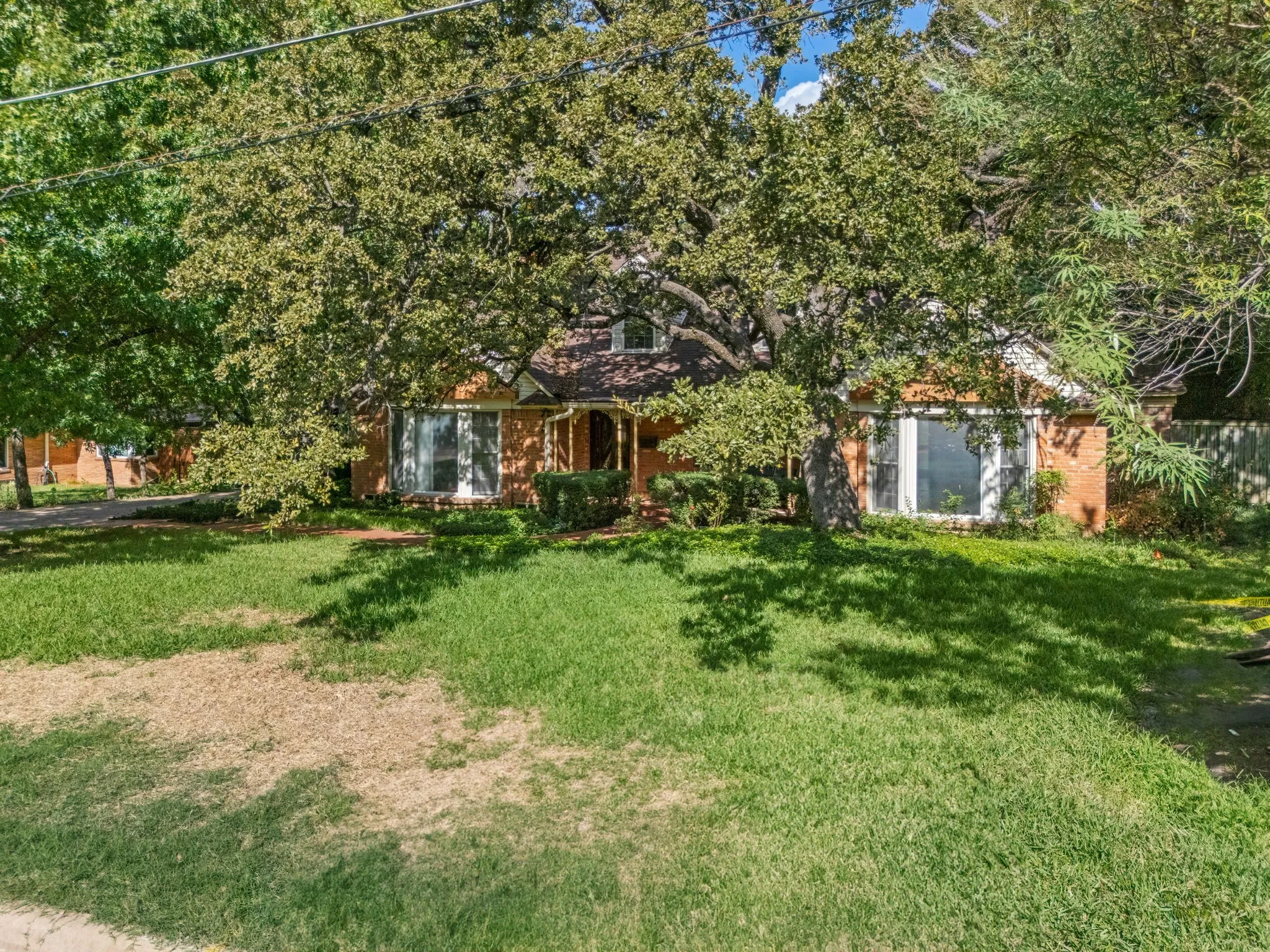 Single Family Residence For Sale in Dallas County , 1513 Francis Street, Carrollton, Texas 75006, 7 Bedroom, 5 Bathroom, 2 Garage spaces, 4,909 Sqft, built in 1952, mls#21412557, Real Estate Agent in Carrollton, Homes For Sale in Dallas county, Homes For Sale in Carrollton, Realtor in Carrollton Texas, Real Estate Brokerage Independent Realty Texas, Luminita Cordes Realtor