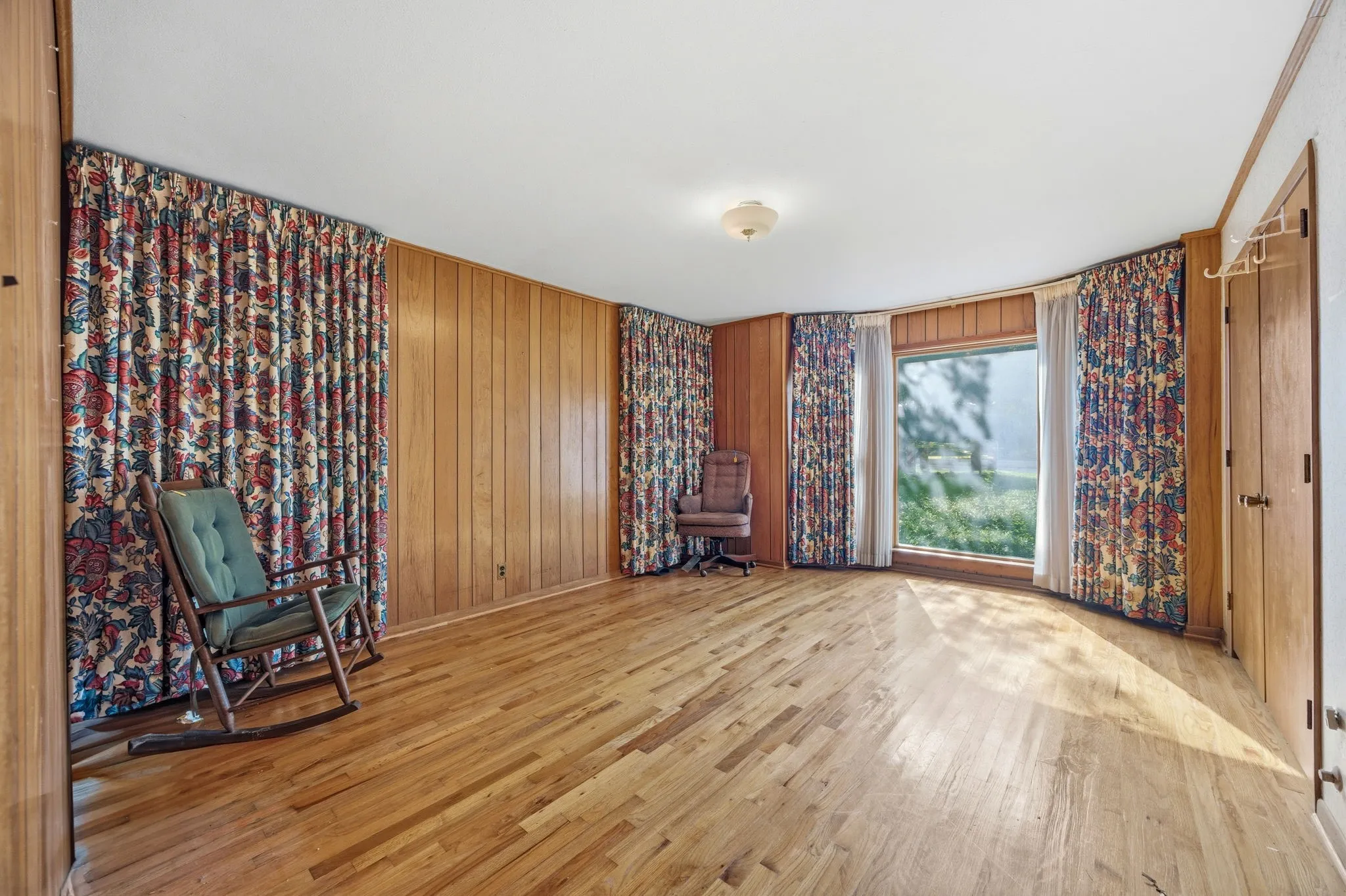 Single Family Residence For Sale in Dallas County , 1513 Francis Street, Carrollton, Texas 75006, 7 Bedroom, 5 Bathroom, 2 Garage spaces, 4,909 Sqft, built in 1952, mls#21412557, Real Estate Agent in Carrollton, Homes For Sale in Dallas county, Homes For Sale in Carrollton, Realtor in Carrollton Texas, Real Estate Brokerage Independent Realty Texas, Luminita Cordes Realtor