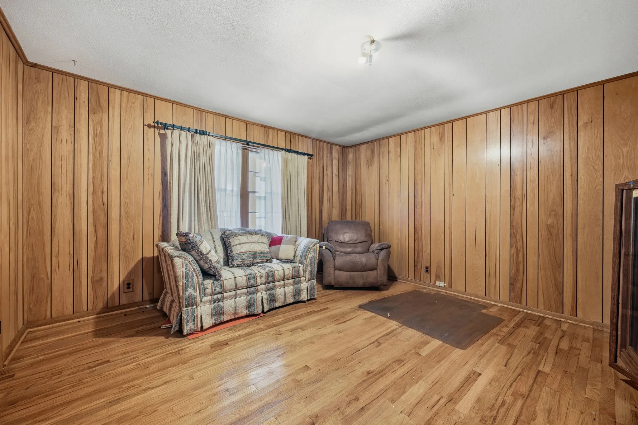 Single Family Residence For Sale in Dallas County , 1513 Francis Street, Carrollton, Texas 75006, 7 Bedroom, 5 Bathroom, 2 Garage spaces, 4,909 Sqft, built in 1952, mls#21412557, Real Estate Agent in Carrollton, Homes For Sale in Dallas county, Homes For Sale in Carrollton, Realtor in Carrollton Texas, Real Estate Brokerage Independent Realty Texas, Luminita Cordes Realtor
