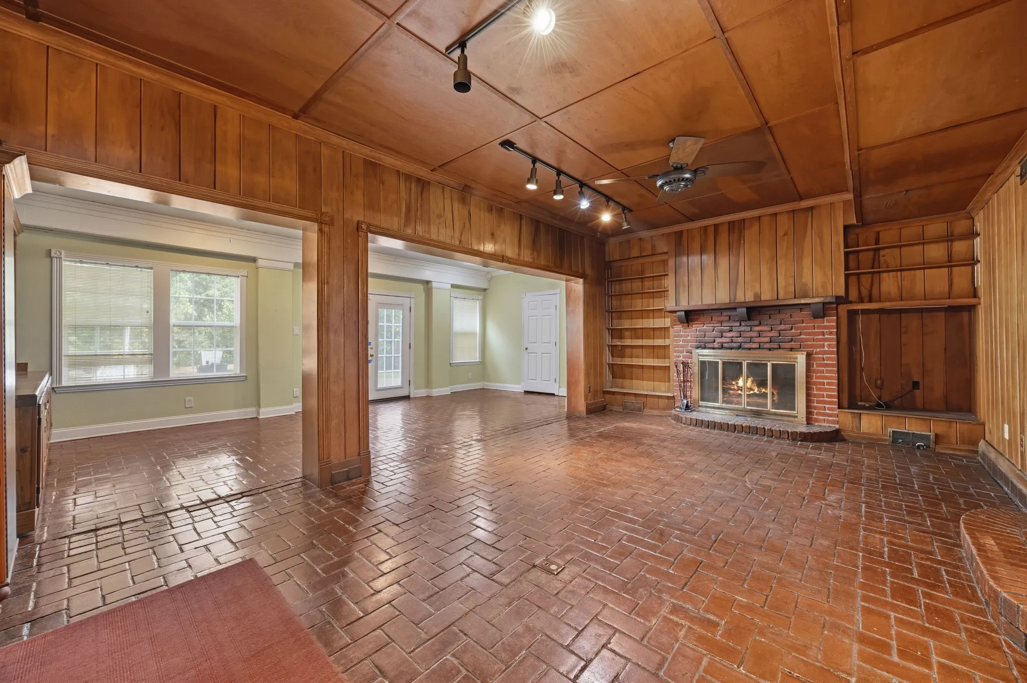 Single Family Residence For Sale in Dallas County , 1513 Francis Street, Carrollton, Texas 75006, 7 Bedroom, 5 Bathroom, 2 Garage spaces, 4,909 Sqft, built in 1952, mls#21412557, Real Estate Agent in Carrollton, Homes For Sale in Dallas county, Homes For Sale in Carrollton, Realtor in Carrollton Texas, Real Estate Brokerage Independent Realty Texas, Luminita Cordes Realtor