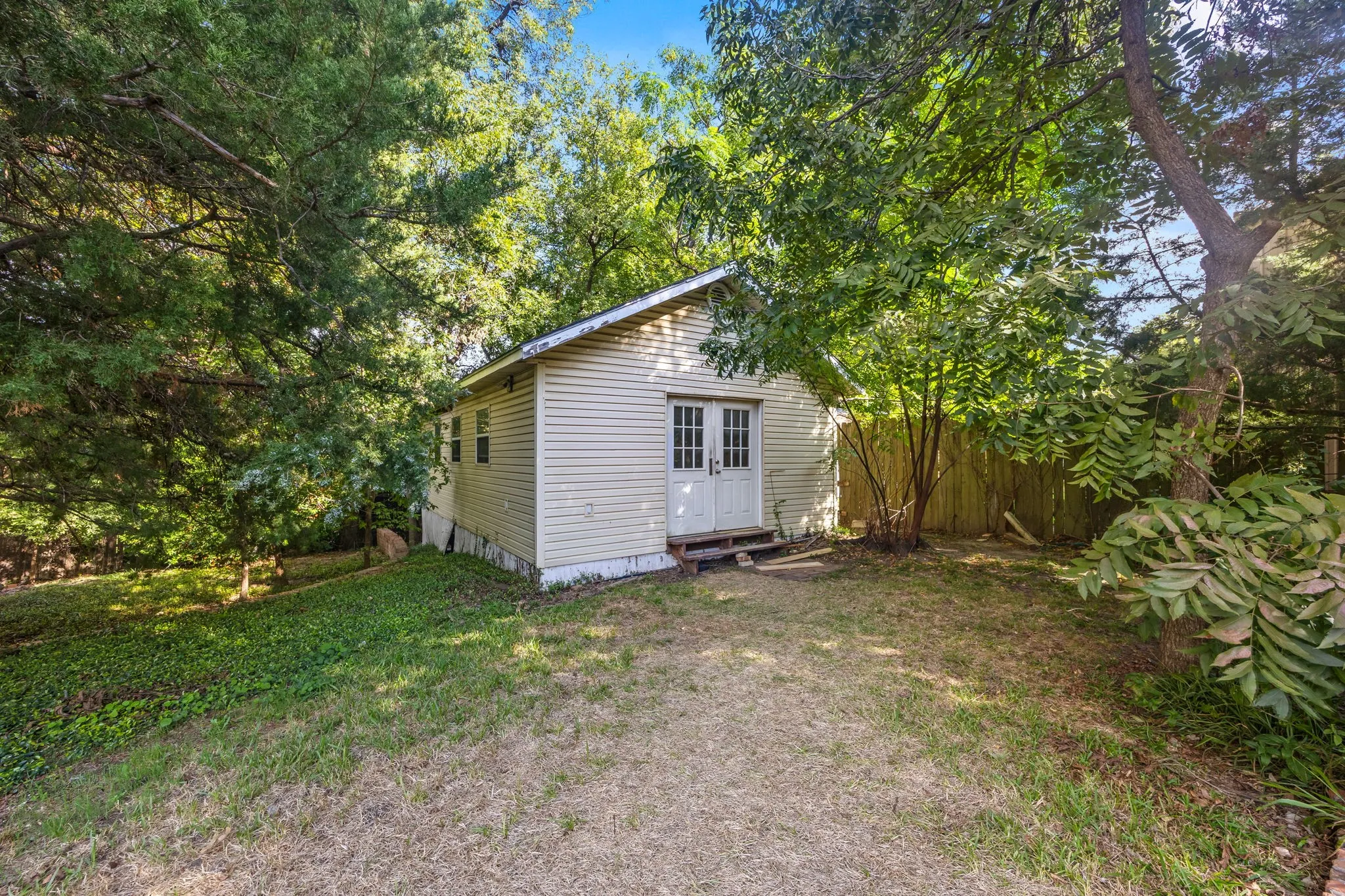 Single Family Residence For Sale in Dallas County , 1513 Francis Street, Carrollton, Texas 75006, 7 Bedroom, 5 Bathroom, 2 Garage spaces, 4,909 Sqft, built in 1952, mls#21412557, Real Estate Agent in Carrollton, Homes For Sale in Dallas county, Homes For Sale in Carrollton, Realtor in Carrollton Texas, Real Estate Brokerage Independent Realty Texas, Luminita Cordes Realtor