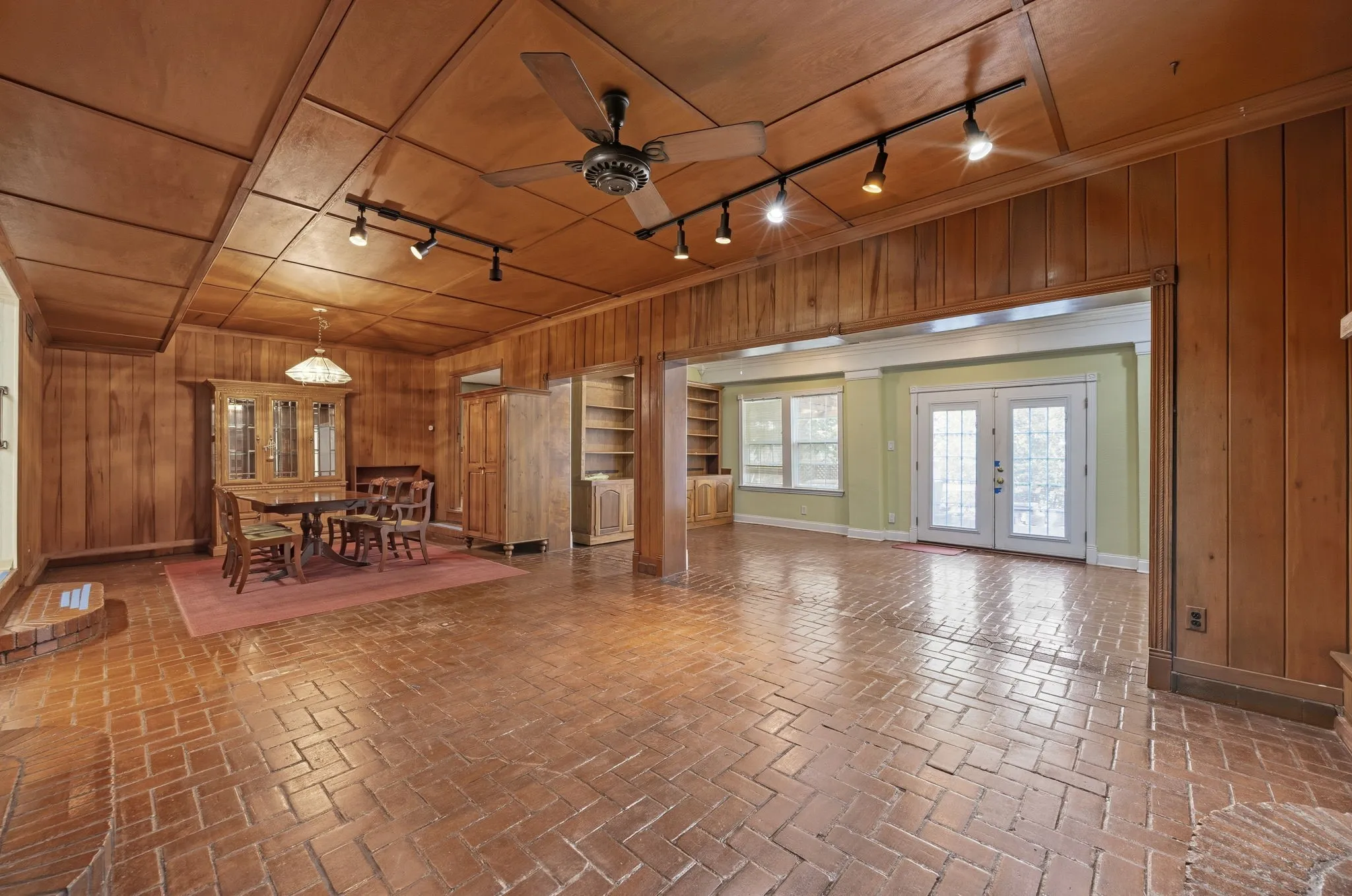 Single Family Residence For Sale in Dallas County , 1513 Francis Street, Carrollton, Texas 75006, 7 Bedroom, 5 Bathroom, 2 Garage spaces, 4,909 Sqft, built in 1952, mls#21412557, Real Estate Agent in Carrollton, Homes For Sale in Dallas county, Homes For Sale in Carrollton, Realtor in Carrollton Texas, Real Estate Brokerage Independent Realty Texas, Luminita Cordes Realtor