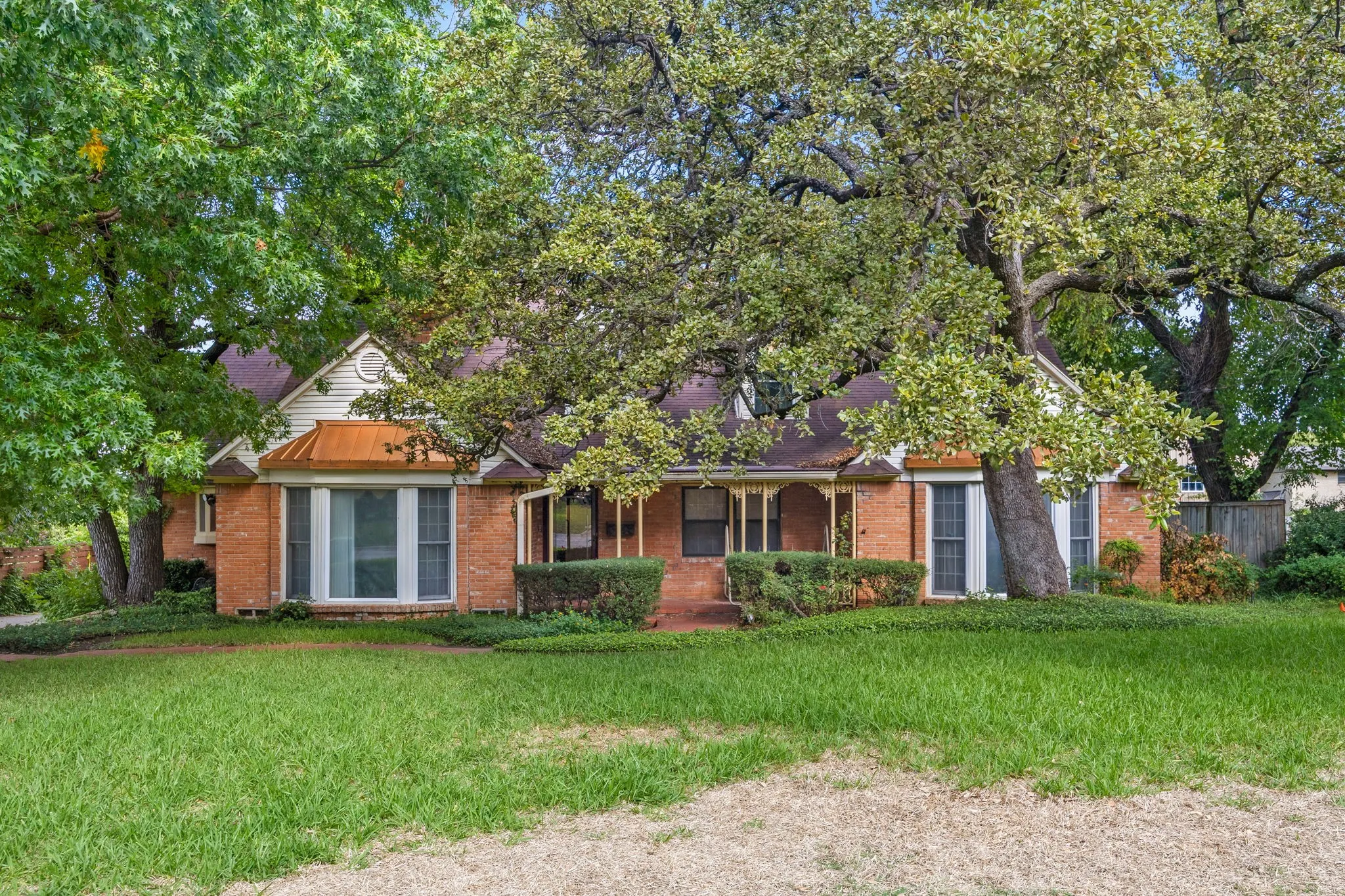 Single Family Residence For Sale in Dallas County , 1513 Francis Street, Carrollton, Texas 75006, 7 Bedroom, 5 Bathroom, 2 Garage spaces, 4,909 Sqft, built in 1952, mls#21412557, Real Estate Agent in Carrollton, Homes For Sale in Dallas county, Homes For Sale in Carrollton, Realtor in Carrollton Texas, Real Estate Brokerage Independent Realty Texas, Luminita Cordes Realtor