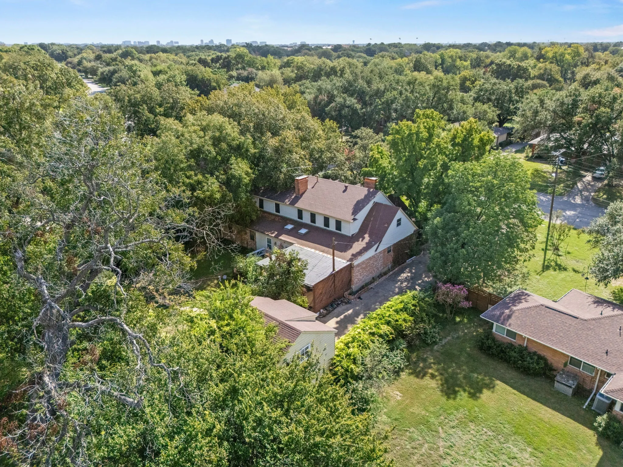Single Family Residence For Sale in Dallas County , 1513 Francis Street, Carrollton, Texas 75006, 7 Bedroom, 5 Bathroom, 2 Garage spaces, 4,909 Sqft, built in 1952, mls#21412557, Real Estate Agent in Carrollton, Homes For Sale in Dallas county, Homes For Sale in Carrollton, Realtor in Carrollton Texas, Real Estate Brokerage Independent Realty Texas, Luminita Cordes Realtor