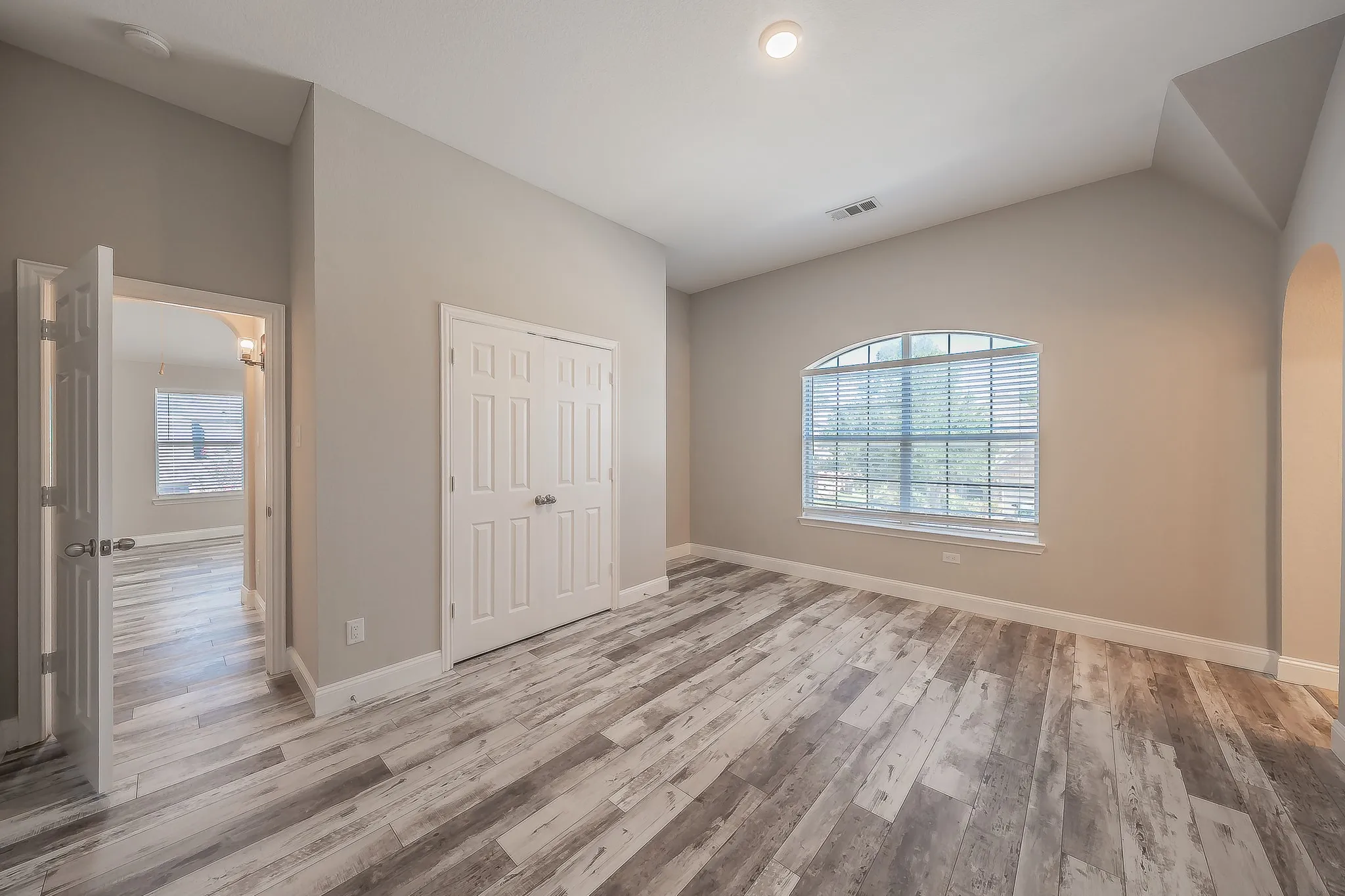 Single Family Residence For Sale in Tarrant County , 10305 Stoneside Trail, Fort Worth, Texas 76244, 5 Bedroom, 5 Bathroom, 2 Garage spaces, 3,740 Sqft, built in 2006, mls#21413530, Real Estate Agent in Fort Worth, Homes For Sale in Tarrant county, Homes For Sale in Fort Worth, Realtor in Fort Worth Texas, Real Estate Brokerage Independent Realty Texas, Luminita Cordes Realtor