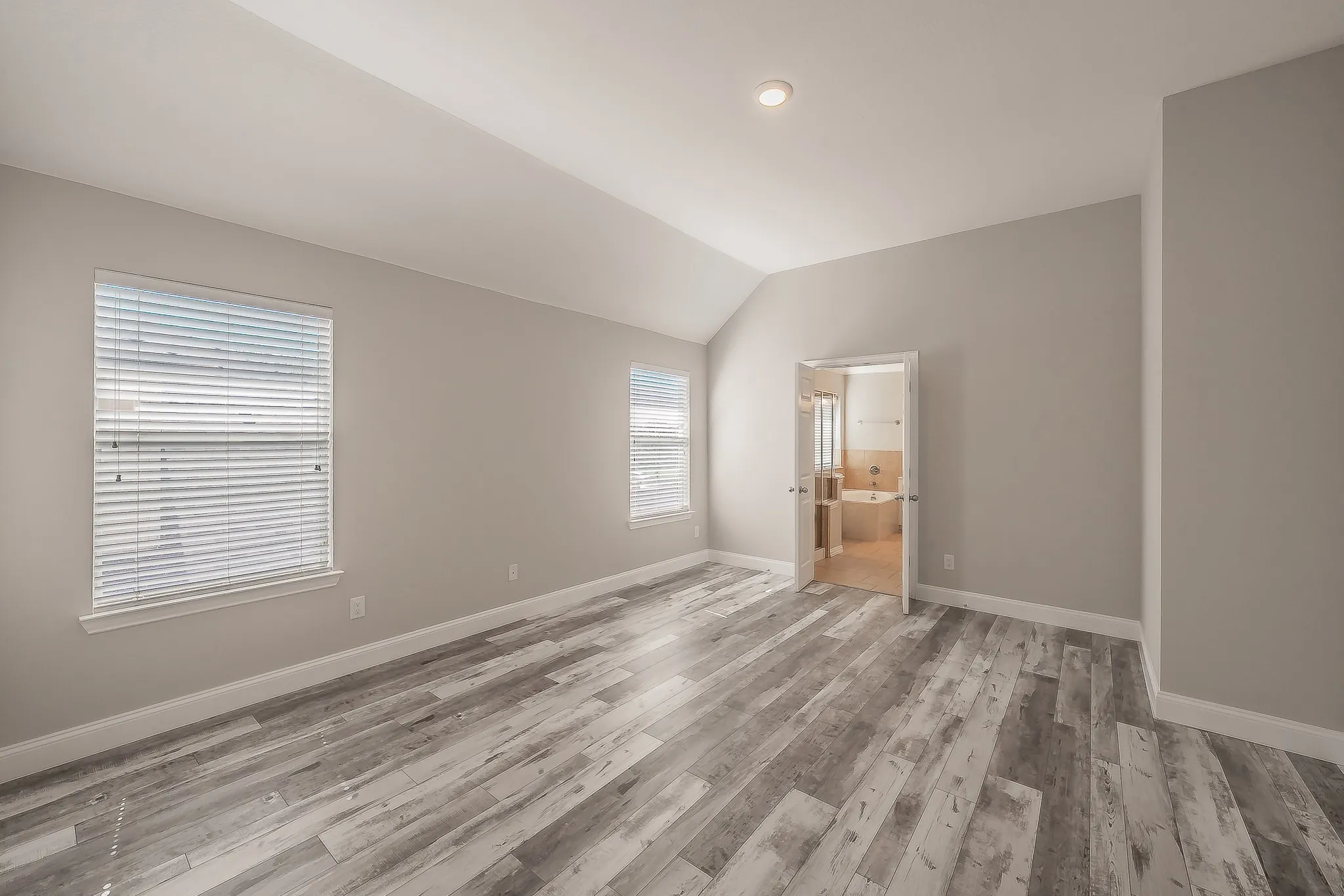 Single Family Residence For Sale in Tarrant County , 10305 Stoneside Trail, Fort Worth, Texas 76244, 5 Bedroom, 5 Bathroom, 2 Garage spaces, 3,740 Sqft, built in 2006, mls#21413530, Real Estate Agent in Fort Worth, Homes For Sale in Tarrant county, Homes For Sale in Fort Worth, Realtor in Fort Worth Texas, Real Estate Brokerage Independent Realty Texas, Luminita Cordes Realtor