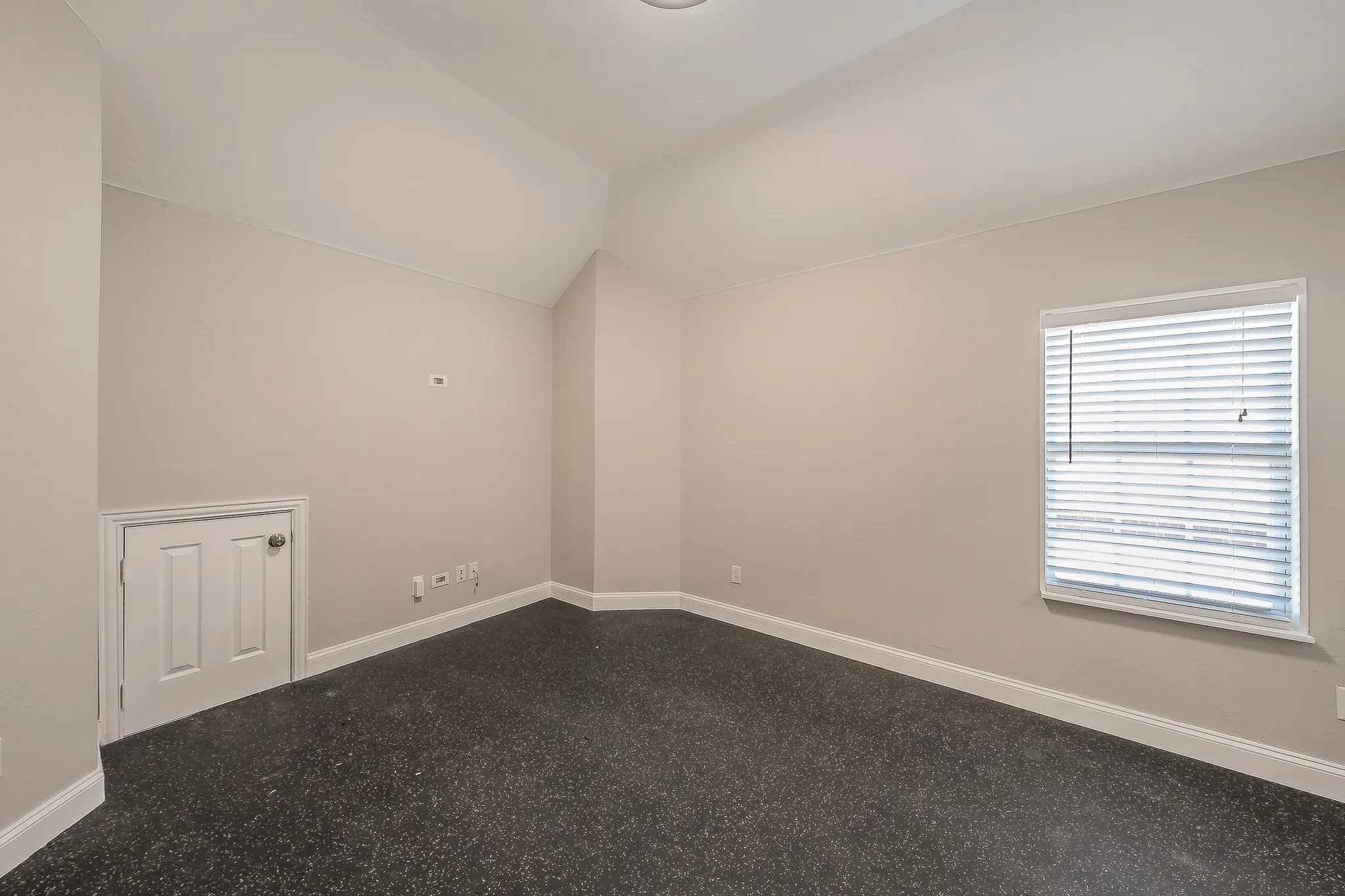 Single Family Residence For Sale in Tarrant County , 10305 Stoneside Trail, Fort Worth, Texas 76244, 5 Bedroom, 5 Bathroom, 2 Garage spaces, 3,740 Sqft, built in 2006, mls#21413530, Real Estate Agent in Fort Worth, Homes For Sale in Tarrant county, Homes For Sale in Fort Worth, Realtor in Fort Worth Texas, Real Estate Brokerage Independent Realty Texas, Luminita Cordes Realtor