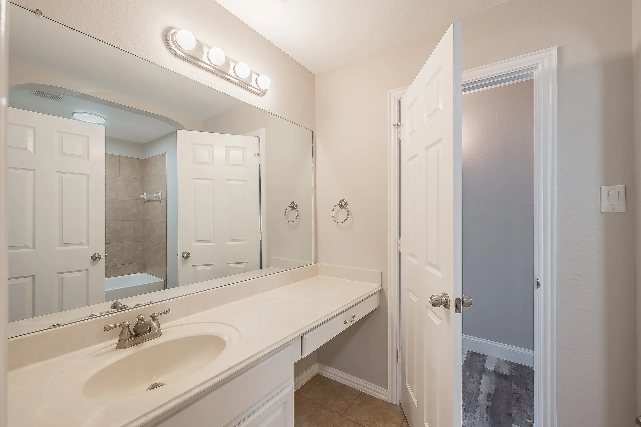 Single Family Residence For Sale in Tarrant County , 10305 Stoneside Trail, Fort Worth, Texas 76244, 5 Bedroom, 5 Bathroom, 2 Garage spaces, 3,740 Sqft, built in 2006, mls#21413530, Real Estate Agent in Fort Worth, Homes For Sale in Tarrant county, Homes For Sale in Fort Worth, Realtor in Fort Worth Texas, Real Estate Brokerage Independent Realty Texas, Luminita Cordes Realtor