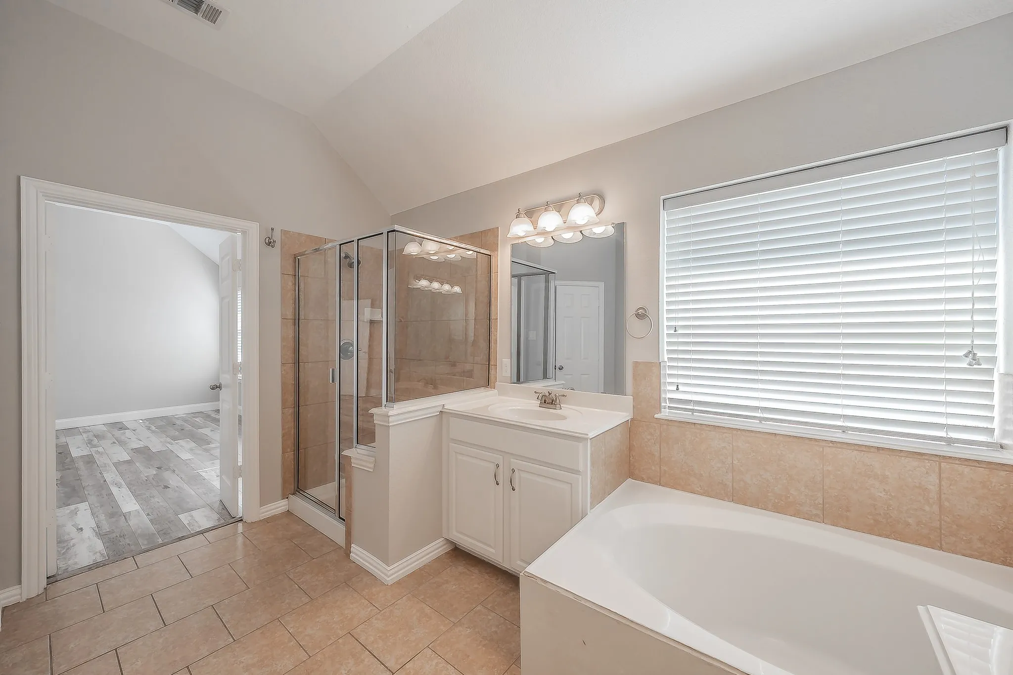 Single Family Residence For Sale in Tarrant County , 10305 Stoneside Trail, Fort Worth, Texas 76244, 5 Bedroom, 5 Bathroom, 2 Garage spaces, 3,740 Sqft, built in 2006, mls#21413530, Real Estate Agent in Fort Worth, Homes For Sale in Tarrant county, Homes For Sale in Fort Worth, Realtor in Fort Worth Texas, Real Estate Brokerage Independent Realty Texas, Luminita Cordes Realtor
