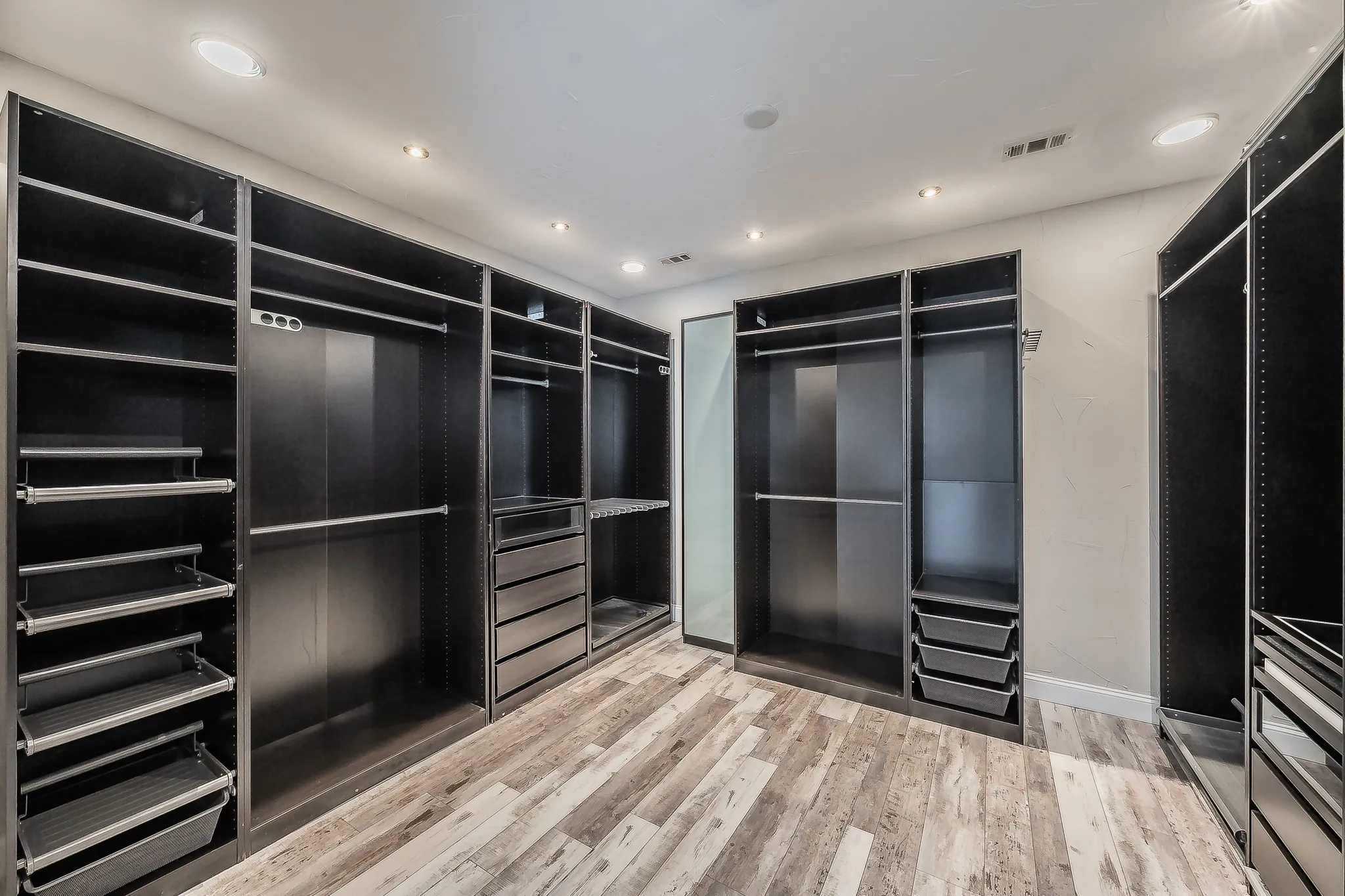 Single Family Residence For Sale in Tarrant County , 10305 Stoneside Trail, Fort Worth, Texas 76244, 5 Bedroom, 5 Bathroom, 2 Garage spaces, 3,740 Sqft, built in 2006, mls#21413530, Real Estate Agent in Fort Worth, Homes For Sale in Tarrant county, Homes For Sale in Fort Worth, Realtor in Fort Worth Texas, Real Estate Brokerage Independent Realty Texas, Luminita Cordes Realtor