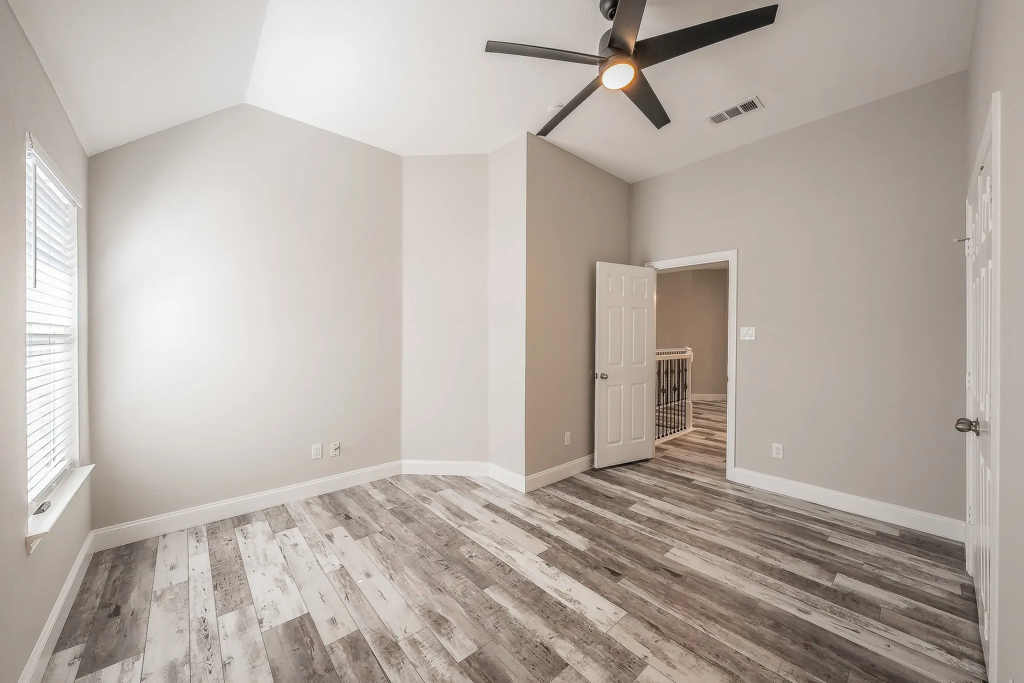 Single Family Residence For Sale in Tarrant County , 10305 Stoneside Trail, Fort Worth, Texas 76244, 5 Bedroom, 5 Bathroom, 2 Garage spaces, 3,740 Sqft, built in 2006, mls#21413530, Real Estate Agent in Fort Worth, Homes For Sale in Tarrant county, Homes For Sale in Fort Worth, Realtor in Fort Worth Texas, Real Estate Brokerage Independent Realty Texas, Luminita Cordes Realtor