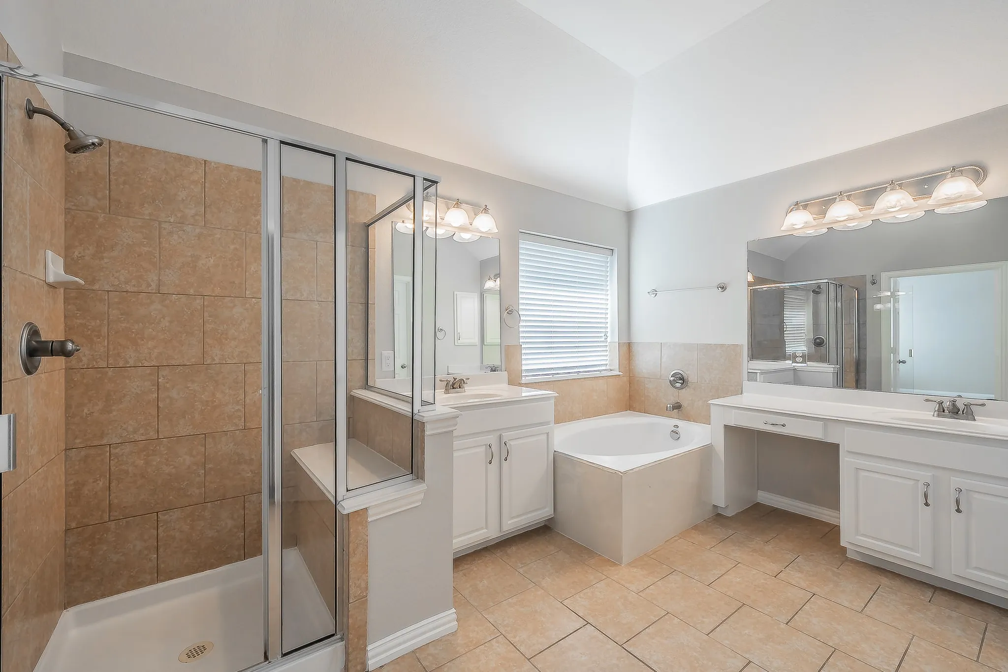 Single Family Residence For Sale in Tarrant County , 10305 Stoneside Trail, Fort Worth, Texas 76244, 5 Bedroom, 5 Bathroom, 2 Garage spaces, 3,740 Sqft, built in 2006, mls#21413530, Real Estate Agent in Fort Worth, Homes For Sale in Tarrant county, Homes For Sale in Fort Worth, Realtor in Fort Worth Texas, Real Estate Brokerage Independent Realty Texas, Luminita Cordes Realtor