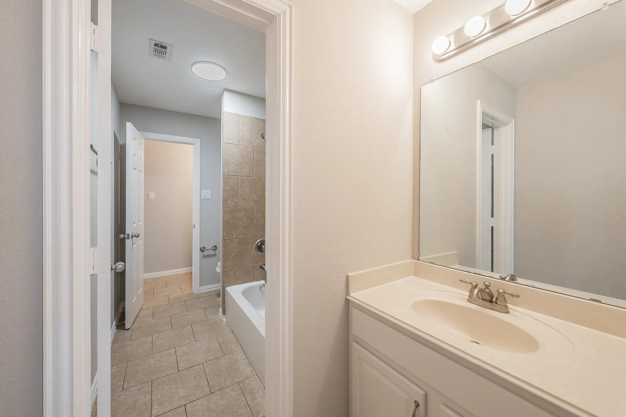 Single Family Residence For Sale in Tarrant County , 10305 Stoneside Trail, Fort Worth, Texas 76244, 5 Bedroom, 5 Bathroom, 2 Garage spaces, 3,740 Sqft, built in 2006, mls#21413530, Real Estate Agent in Fort Worth, Homes For Sale in Tarrant county, Homes For Sale in Fort Worth, Realtor in Fort Worth Texas, Real Estate Brokerage Independent Realty Texas, Luminita Cordes Realtor