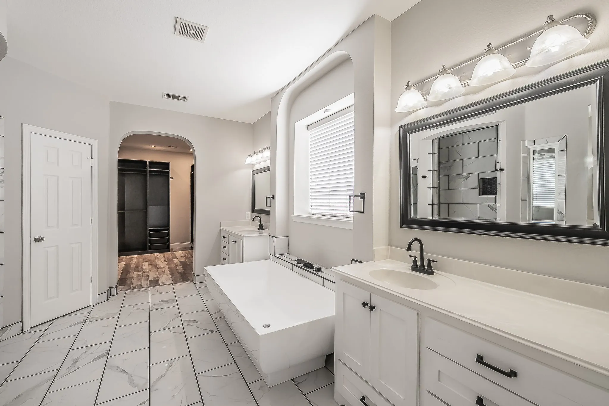 Single Family Residence For Sale in Tarrant County , 10305 Stoneside Trail, Fort Worth, Texas 76244, 5 Bedroom, 5 Bathroom, 2 Garage spaces, 3,740 Sqft, built in 2006, mls#21413530, Real Estate Agent in Fort Worth, Homes For Sale in Tarrant county, Homes For Sale in Fort Worth, Realtor in Fort Worth Texas, Real Estate Brokerage Independent Realty Texas, Luminita Cordes Realtor