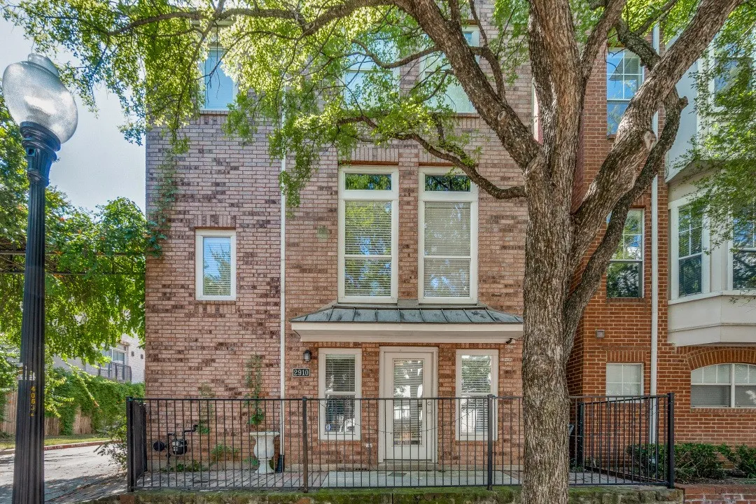 Townhouse For Rent in Dallas County , 2910 State Street, Dallas, Texas 75204, 3 Bedroom, 4 Bathroom, 2 Garage spaces, 2,132 Sqft, built in 2001, mls#21413031, Real Estate Agent in Dallas, Homes For Rent in Dallas county, Homes For Rent in Dallas, Realtor in Dallas Texas, Real Estate Brokerage Independent Realty Texas, Luminita Cordes Realtor