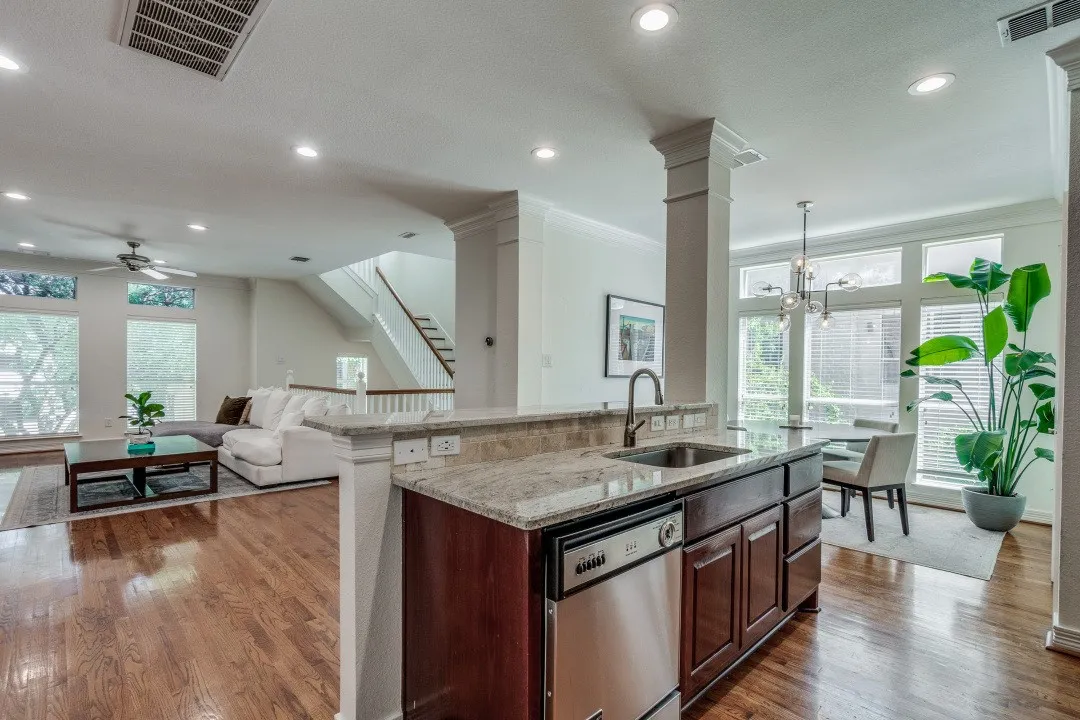 Townhouse For Rent in Dallas County , 2910 State Street, Dallas, Texas 75204, 3 Bedroom, 4 Bathroom, 2 Garage spaces, 2,132 Sqft, built in 2001, mls#21413031, Real Estate Agent in Dallas, Homes For Rent in Dallas county, Homes For Rent in Dallas, Realtor in Dallas Texas, Real Estate Brokerage Independent Realty Texas, Luminita Cordes Realtor