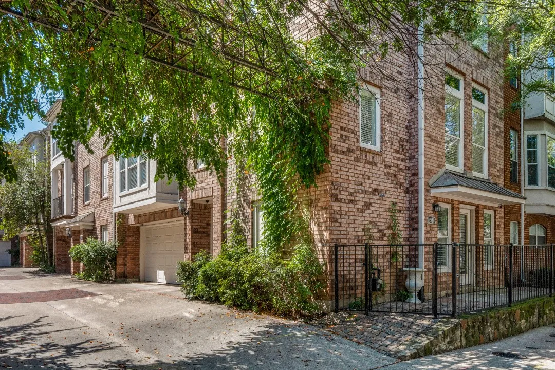 Townhouse For Rent in Dallas County , 2910 State Street, Dallas, Texas 75204, 3 Bedroom, 4 Bathroom, 2 Garage spaces, 2,132 Sqft, built in 2001, mls#21413031, Real Estate Agent in Dallas, Homes For Rent in Dallas county, Homes For Rent in Dallas, Realtor in Dallas Texas, Real Estate Brokerage Independent Realty Texas, Luminita Cordes Realtor