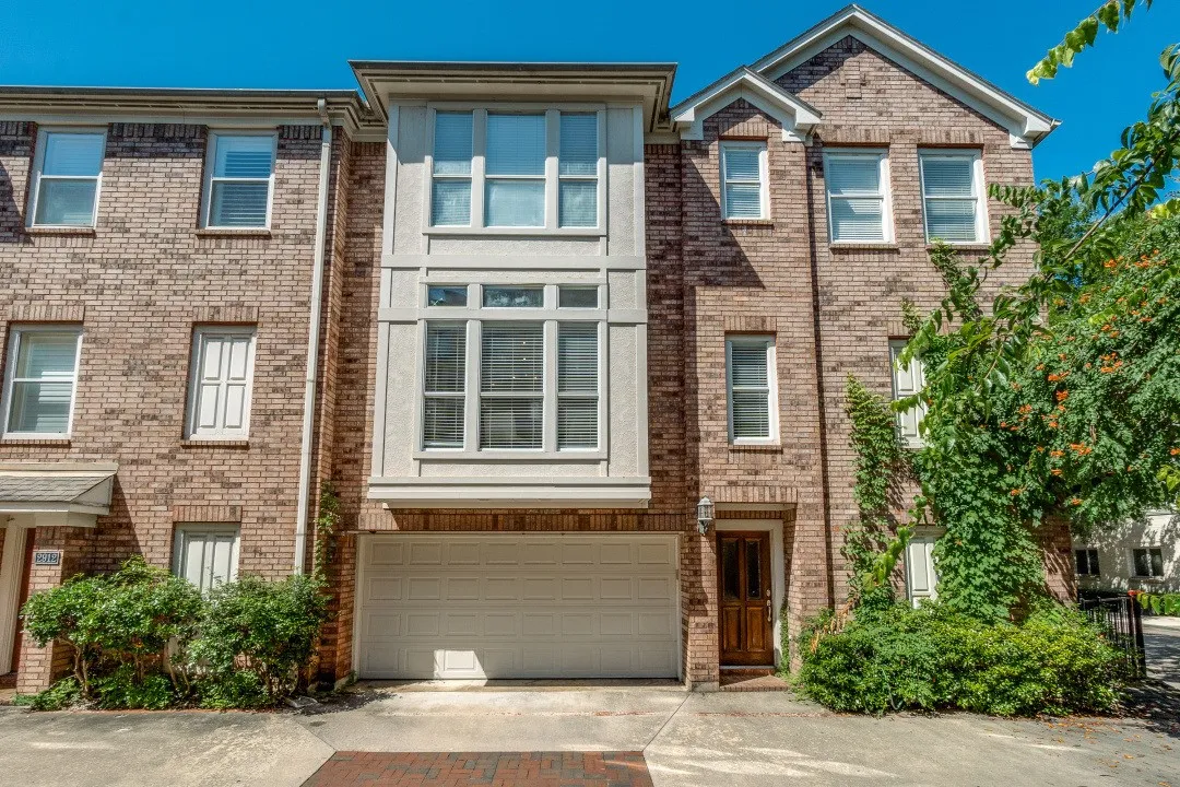 Townhouse For Rent in Dallas County , 2910 State Street, Dallas, Texas 75204, 3 Bedroom, 4 Bathroom, 2 Garage spaces, 2,132 Sqft, built in 2001, mls#21413031, Real Estate Agent in Dallas, Homes For Rent in Dallas county, Homes For Rent in Dallas, Realtor in Dallas Texas, Real Estate Brokerage Independent Realty Texas, Luminita Cordes Realtor