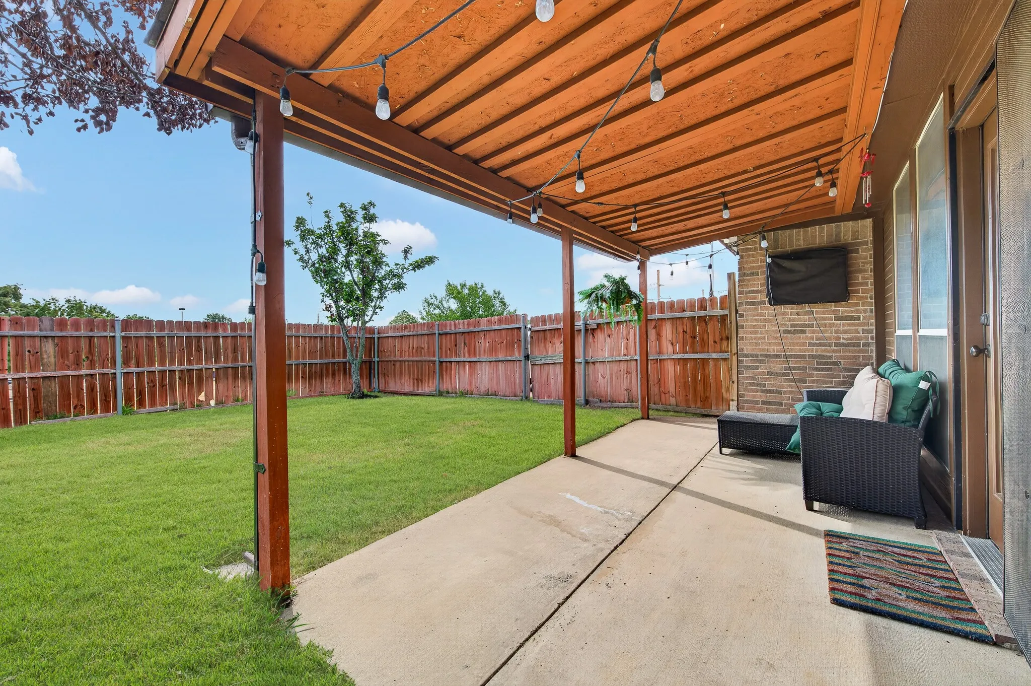 Single Family Residence For Sale in Denton County , 2039 Camelot Drive, Lewisville, Texas 75067, 4 Bedroom, 3 Bathroom, 2 Garage spaces, 2,687 Sqft, built in 1999, mls#21407678, Real Estate Agent in Lewisville, Homes For Sale in Denton county, Homes For Sale in Lewisville, Realtor in Lewisville Texas, Real Estate Brokerage Independent Realty Texas, Luminita Cordes Realtor